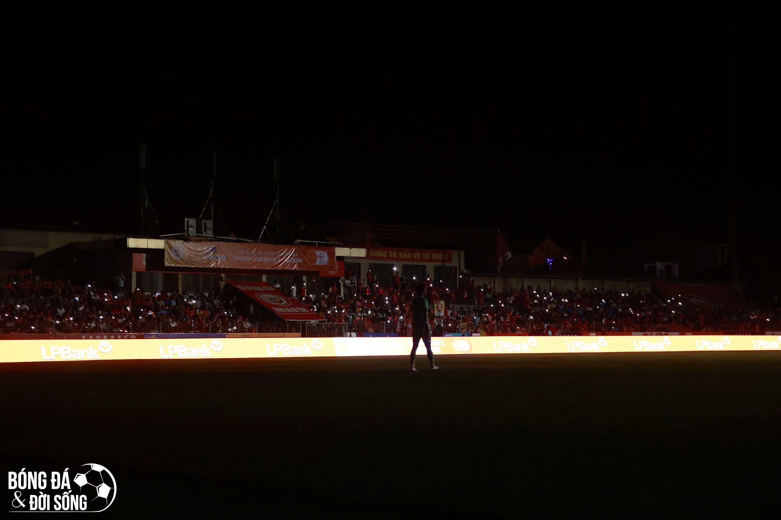 SVĐ Hà Tĩnh bất ngờ chìm trong bóng tối vì sự cố hy hữu