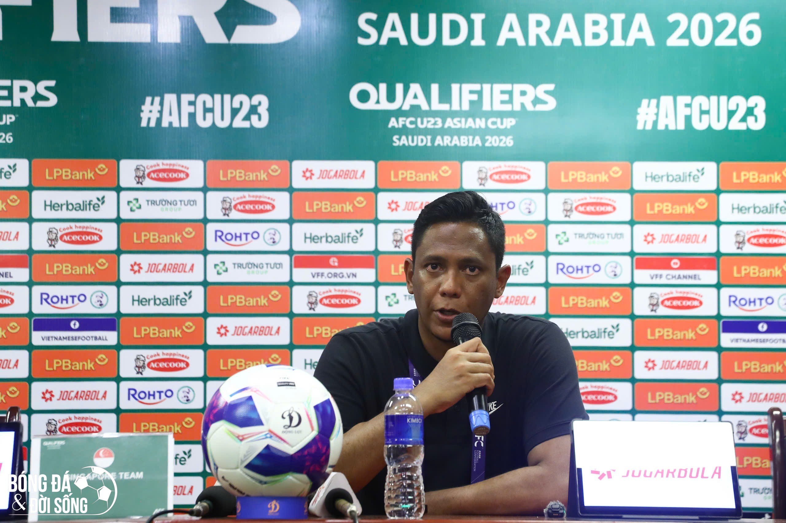 HLV U23 Singapore ấn tượng với màn trình diễn của tiền đạo Đình Bắc