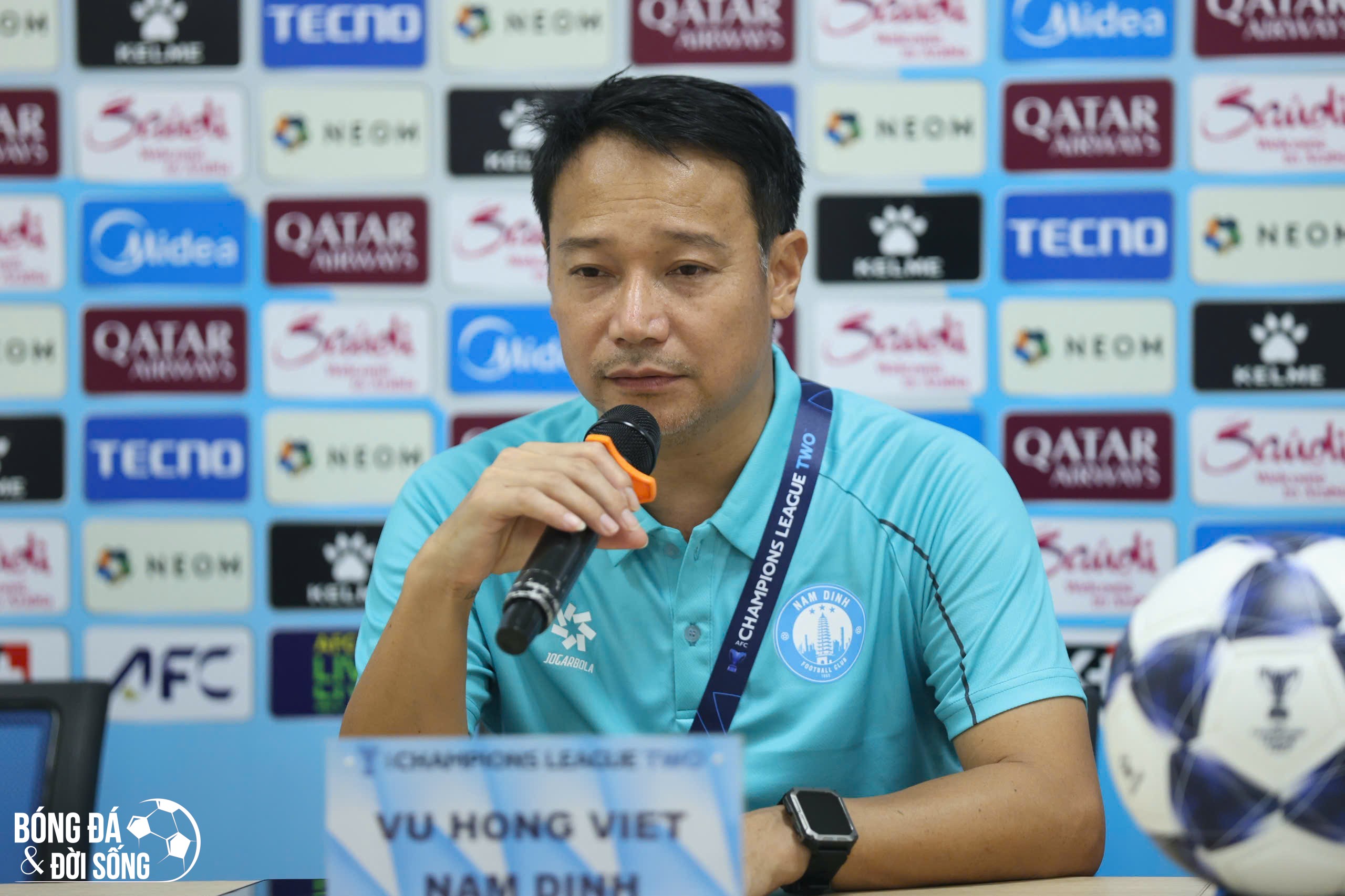 HLV Vũ Hồng Việt hé lộ lý do tung 10 ngoại binh đá chính trận mở màn Cúp C2 châu Á