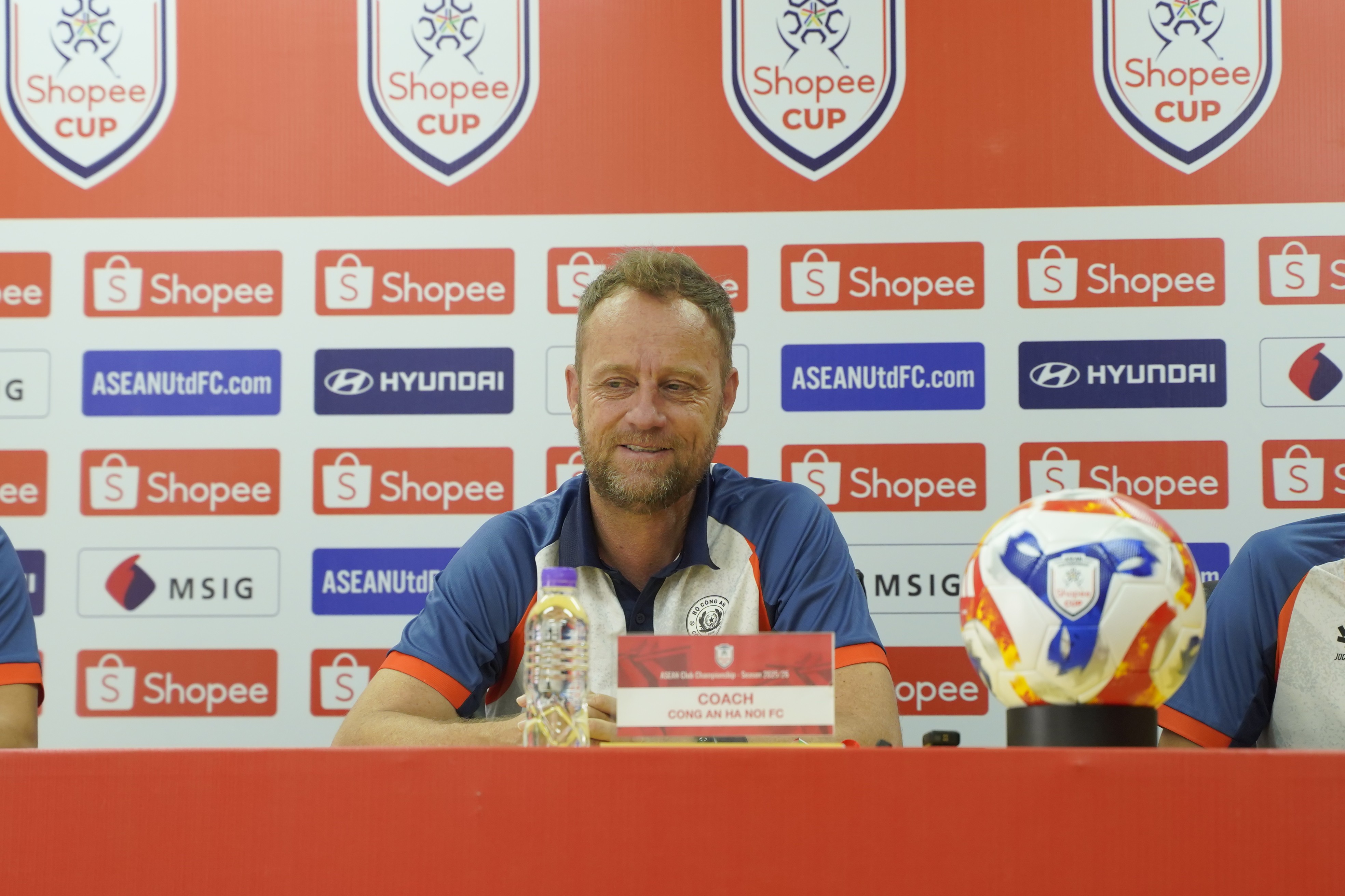 HLV Polking bảo vệ thủ thành Filip Nguyễn, quyết đánh bại đội bóng Philippines tại Cúp C1 Đông Nam Á