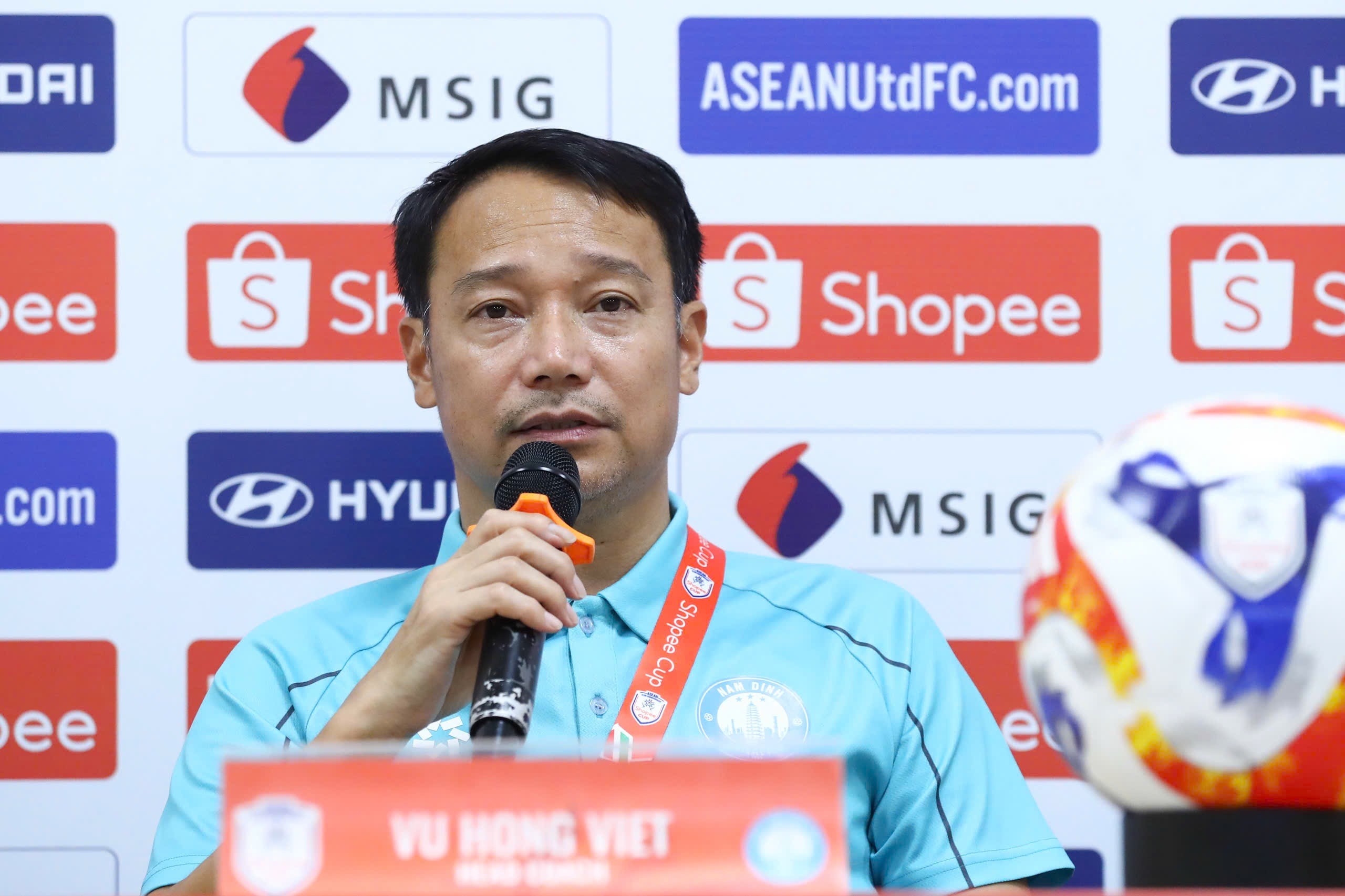 HLV Vũ Hồng Việt thừa nhận Nam Định thua xứng đáng trước CAHN