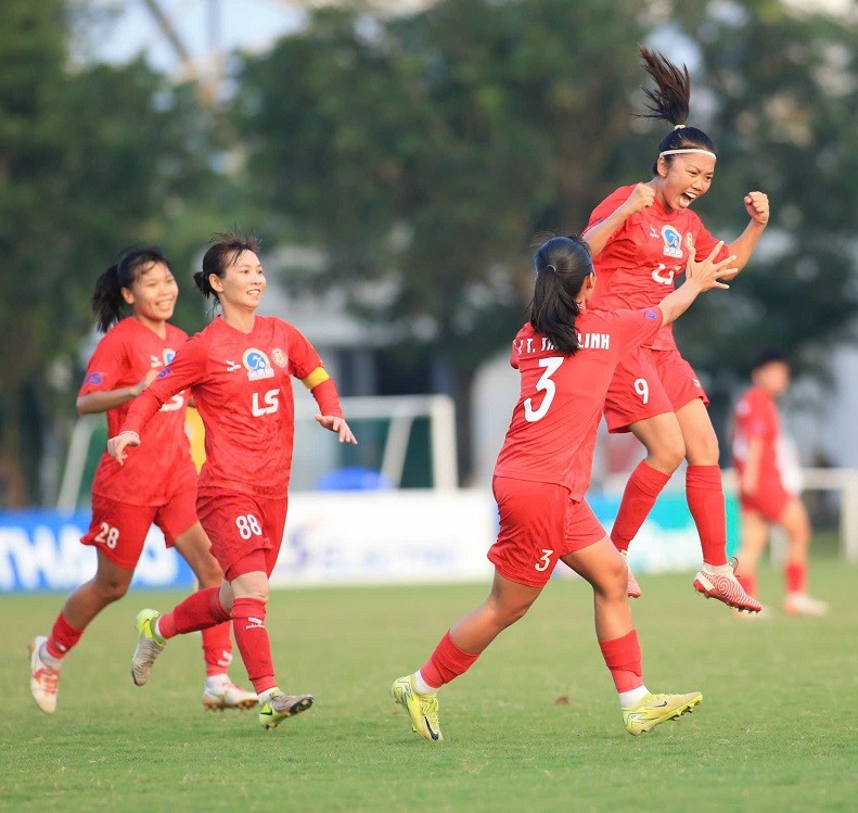 Tiền đạo Huỳnh Như ghi bàn, TP.Hồ Chí Minh I thẳng tiến ngôi vô địch