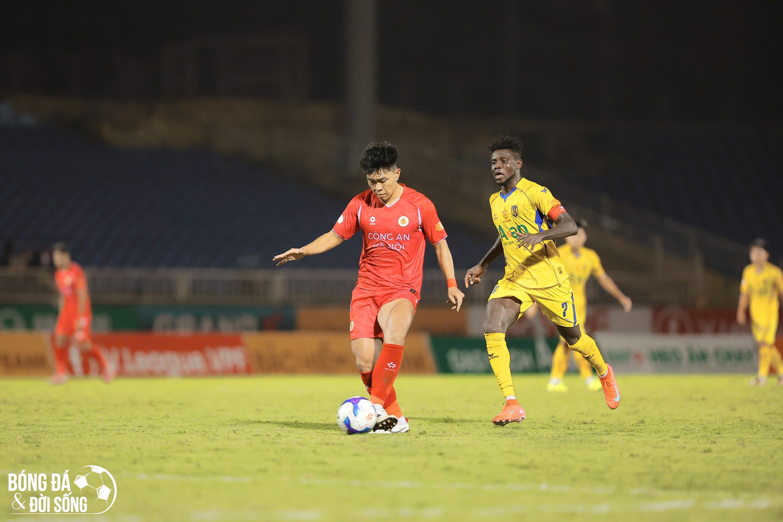 Highlights V-League: VAR can thiệp, SLNA cầm hòa CAHN trong ngày ra mắt HLV Văn Sỹ Sơn