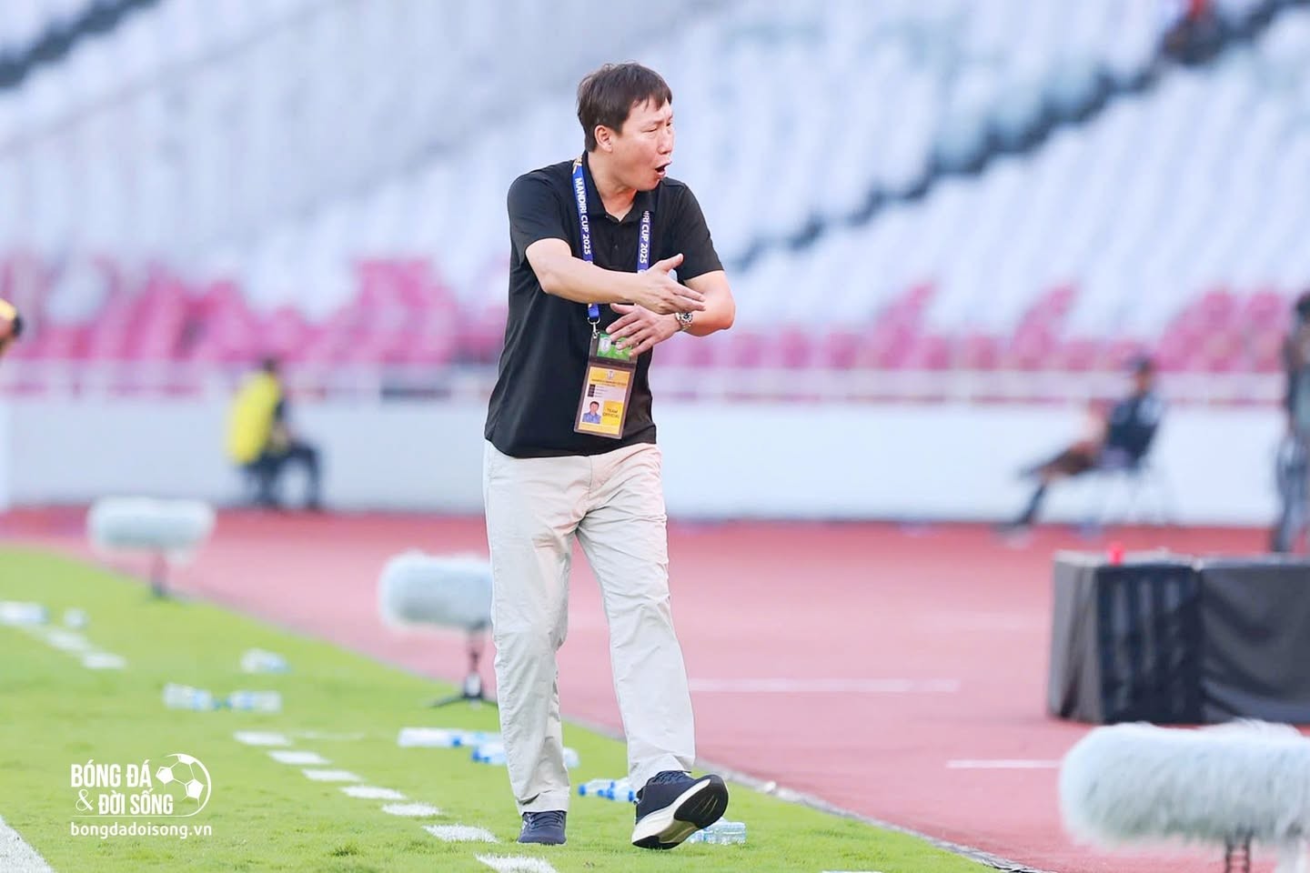 HLV Kim Sang-sik chỉ ra “thói quen xấu” khiến cầu thủ Việt Nam mất nhịp thi đấu