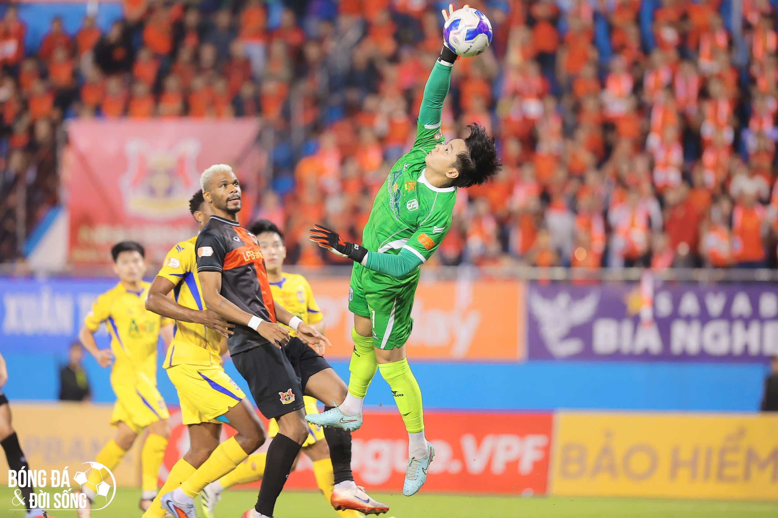 Highlights V-League: Thủ thành Cao Văn Bình chơi xuất sắc, SLNA vẫn ôm hận trước Ninh Bình