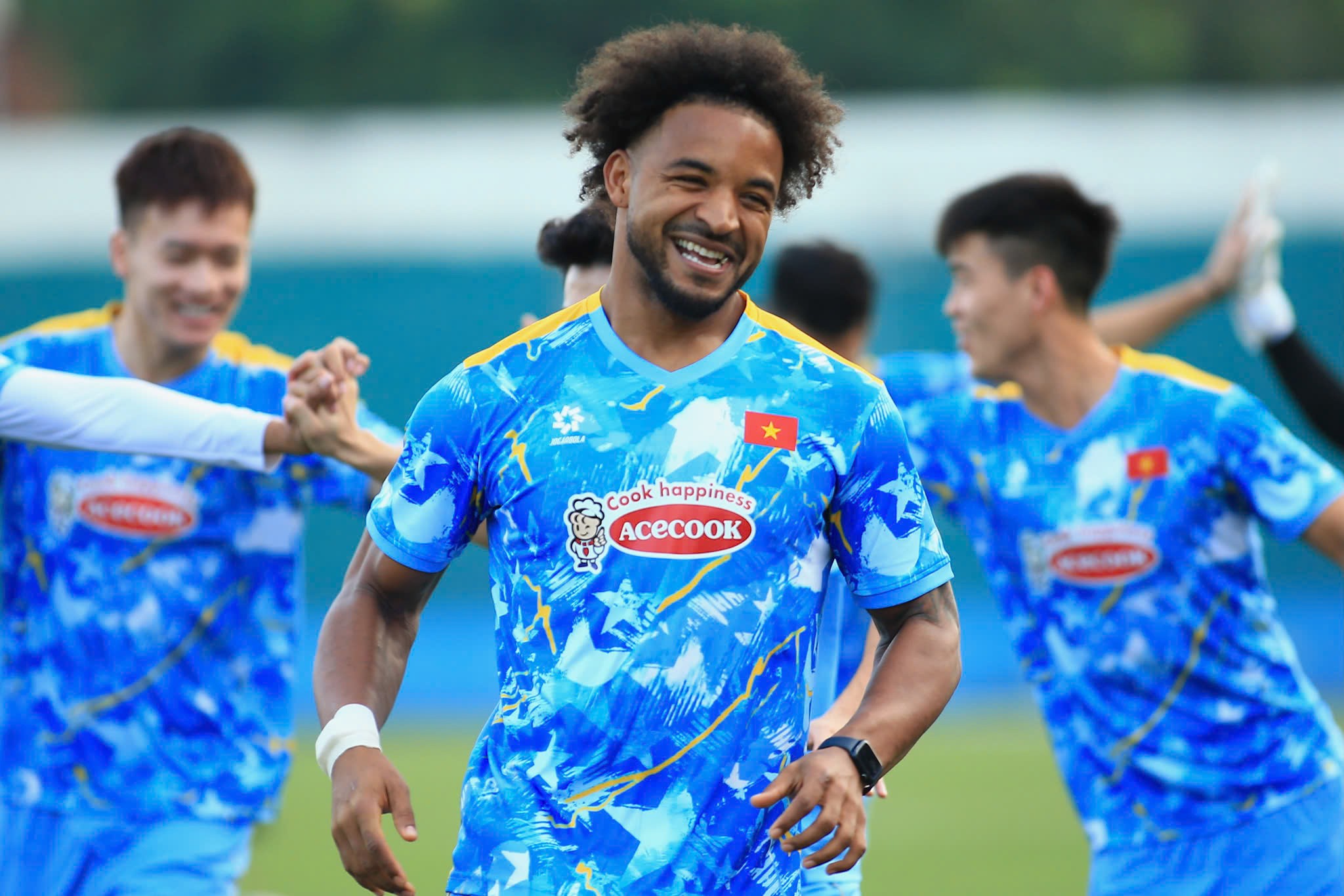 HLV Kim Sang Sik nhận tin dữ về lực lượng trong buổi tập thứ 2 của tuyển Việt Nam