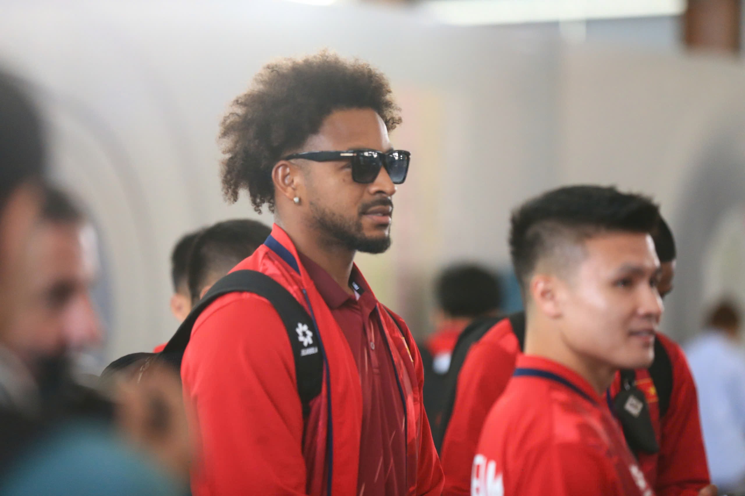 Xuân Son xuất hiện cực ngầu tại sân bay, thầy trò HLV Kim Sang Sik lên đường đấu Lào