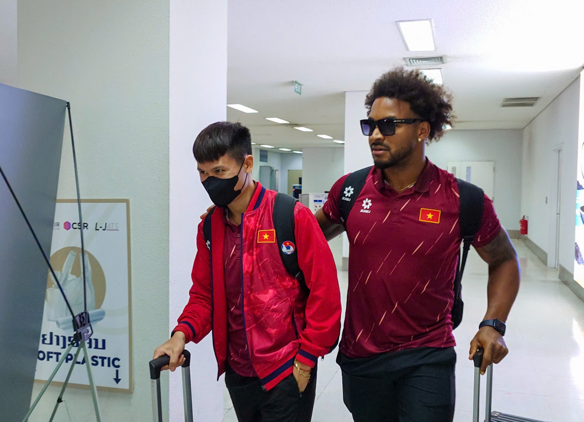 Đội tuyển Việt Nam đặt chân tới Viêng Chăn, sẵn sàng đối đầu ĐT Lào