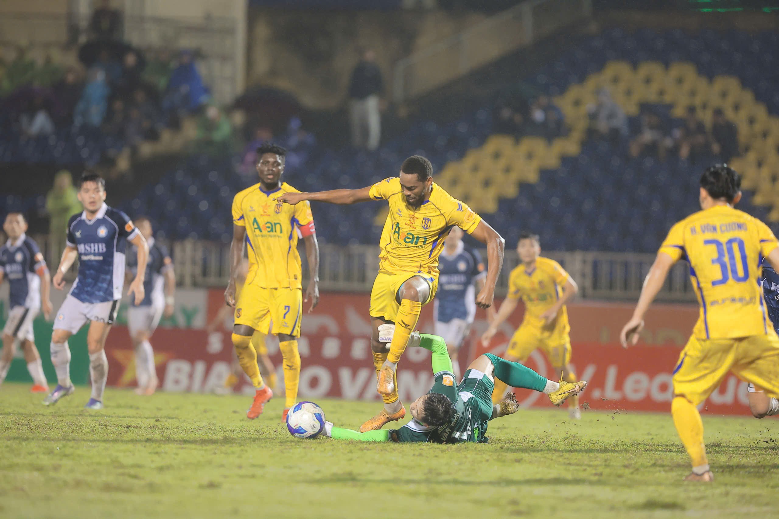 Gục ngã trước Đà Nẵng, đương kim Á quân SLNA bị loại sớm khỏi Cúp QG 2025/26