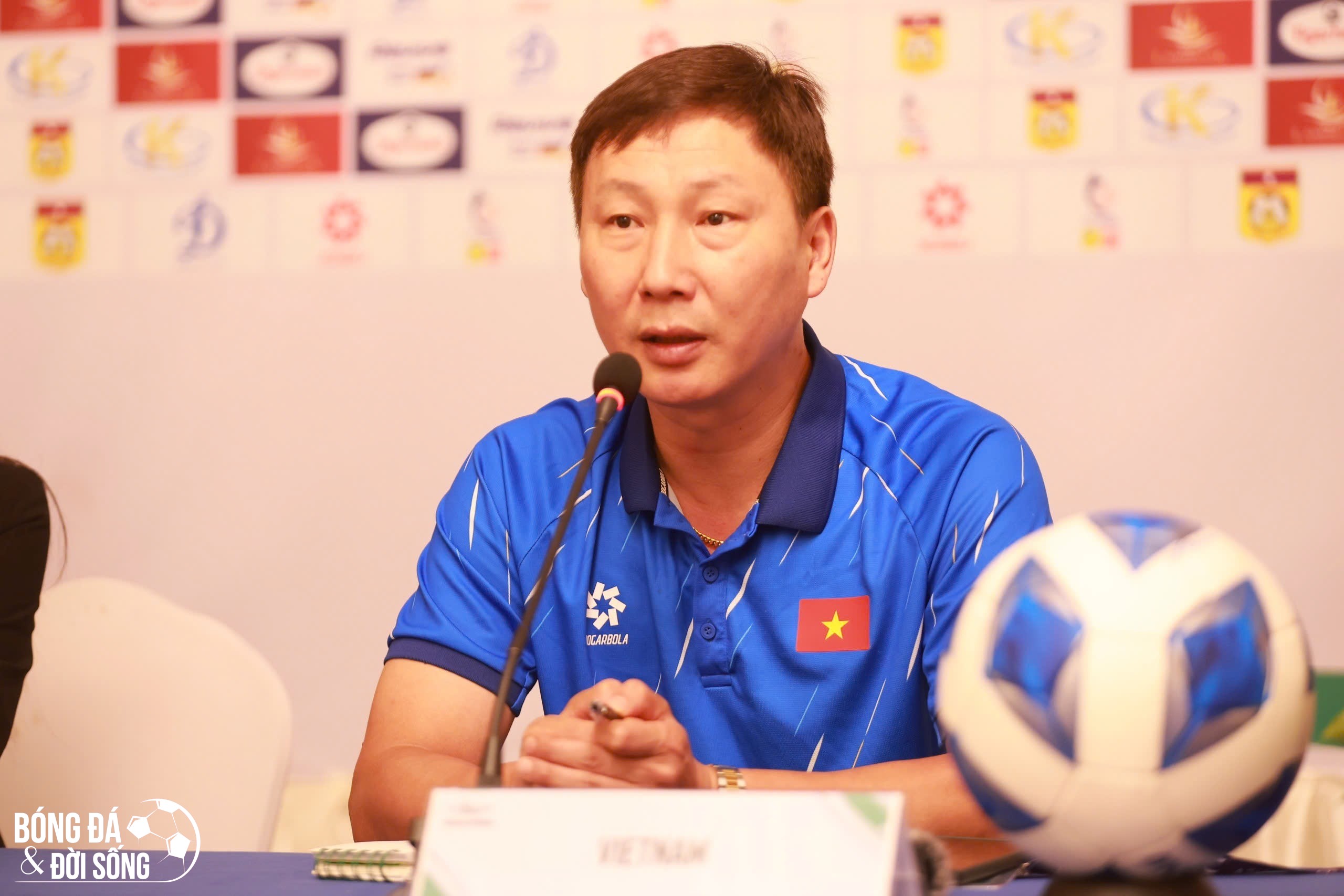 HLV Kim Sang Sik quyết tâm giành trọn 3 điểm, nói về khả năng ra sân của Xuân Son trong trận gặp Lào