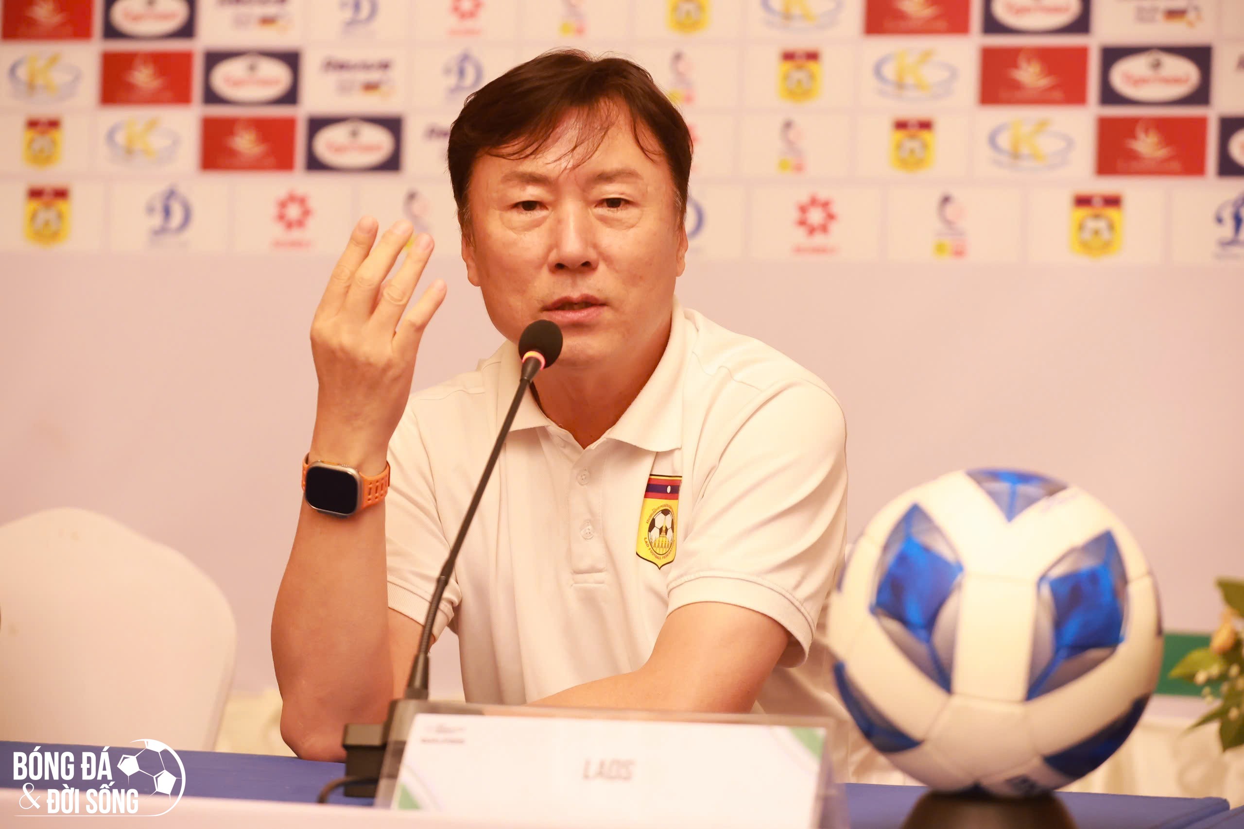 HLV Lào thừa nhận thất bại, khen ngợi nỗ lực của các học trò trước Việt Nam