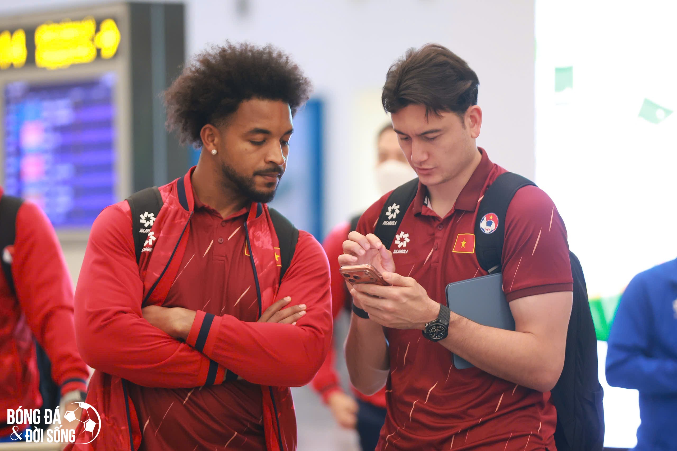 Xuân Son và đồng đội gặp sự cố bất ngờ khi di chuyển từ Lào về Việt Nam