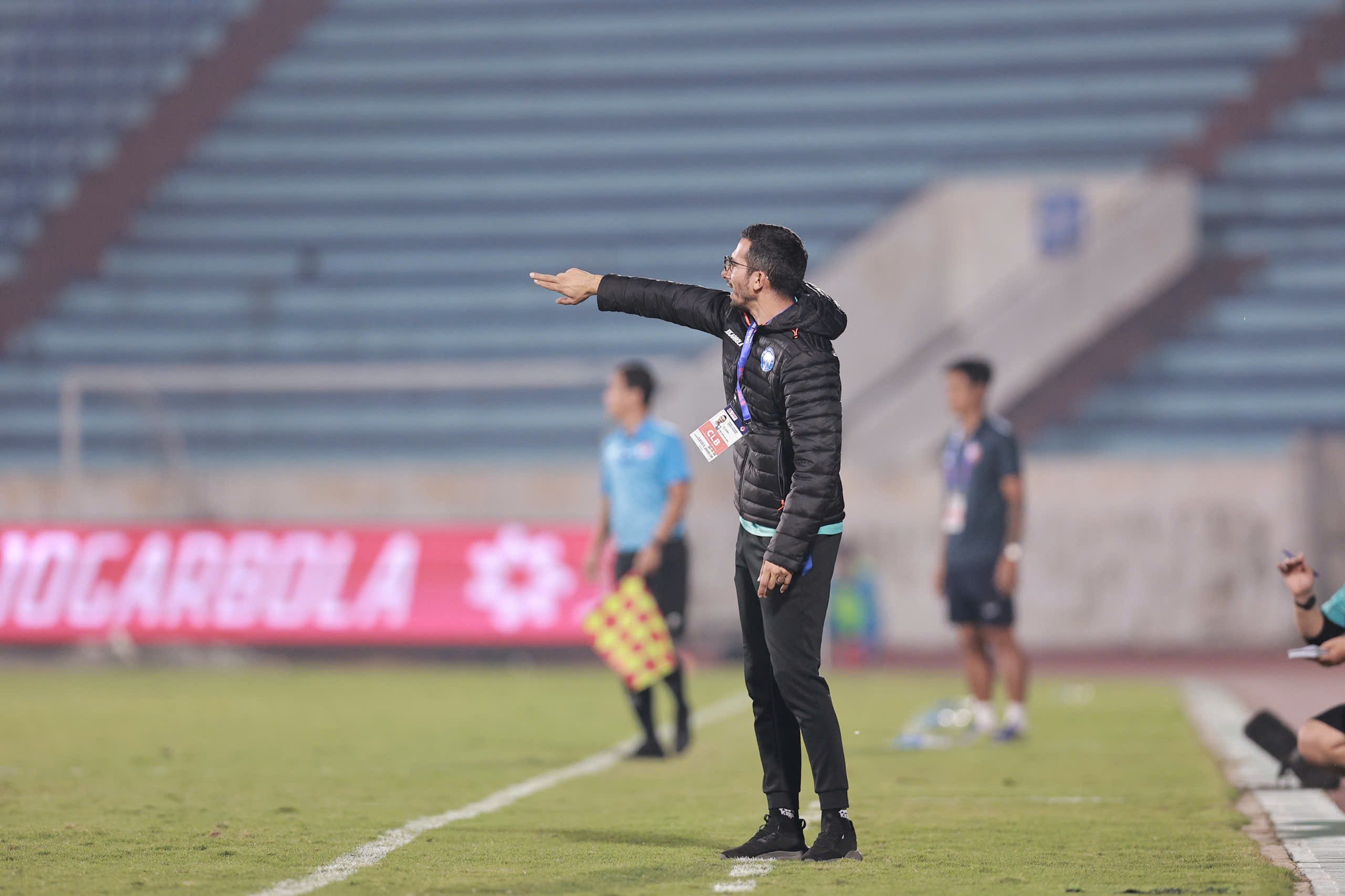 Tân HLV Bồ Đào Nha lý giải việc để Xuân Son đá chính, thừa nhận Nam Định có thể thắng đậm hơn