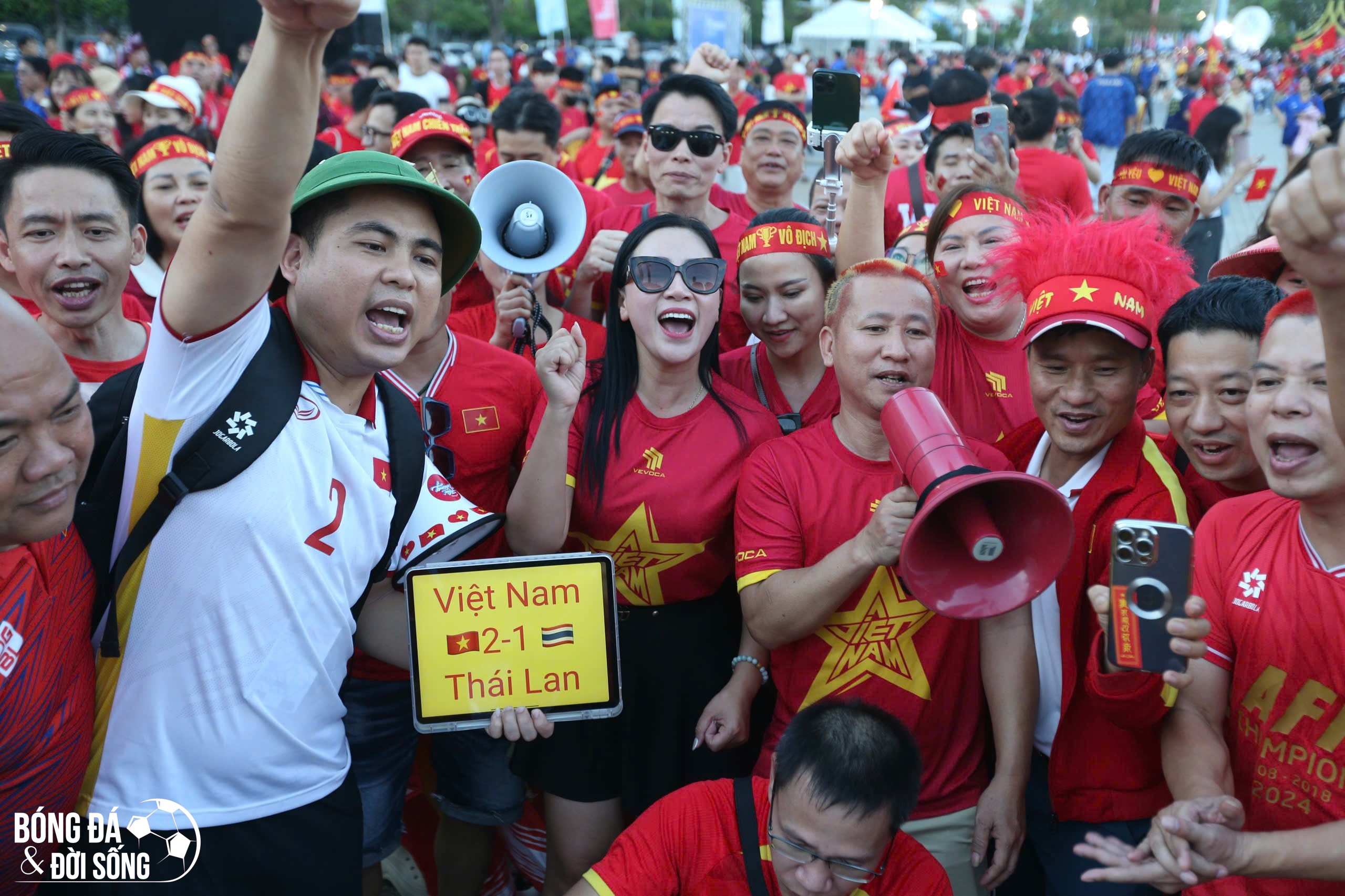 CĐV Việt Nam "tiếp lửa" thầy trò HLV Kim Sang Sik trước trận chung kết SEA Games 33