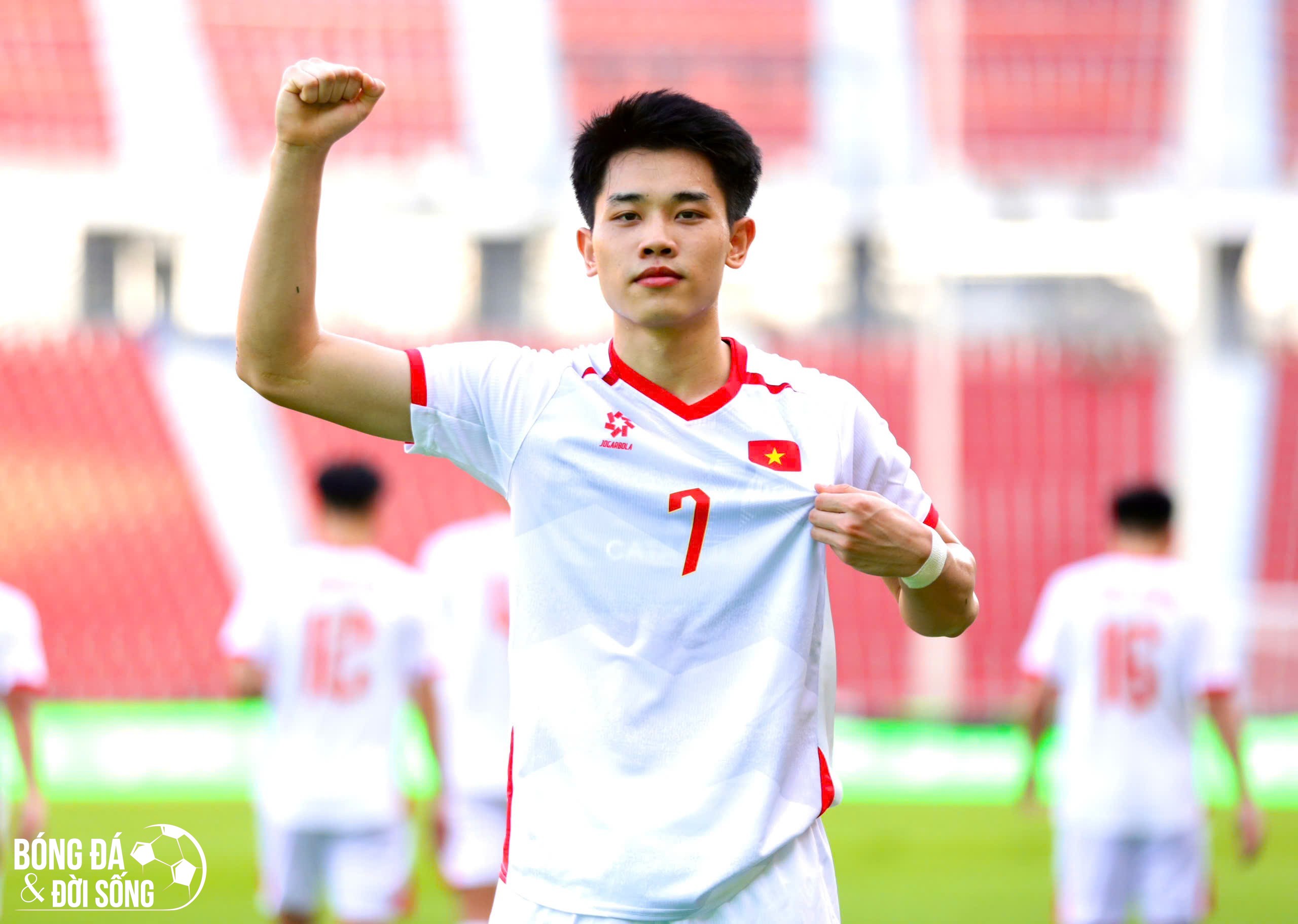 Tiền đạo Đình Bắc làm điều ý nghĩa sau hành trình lịch sử tại SEA Games 33