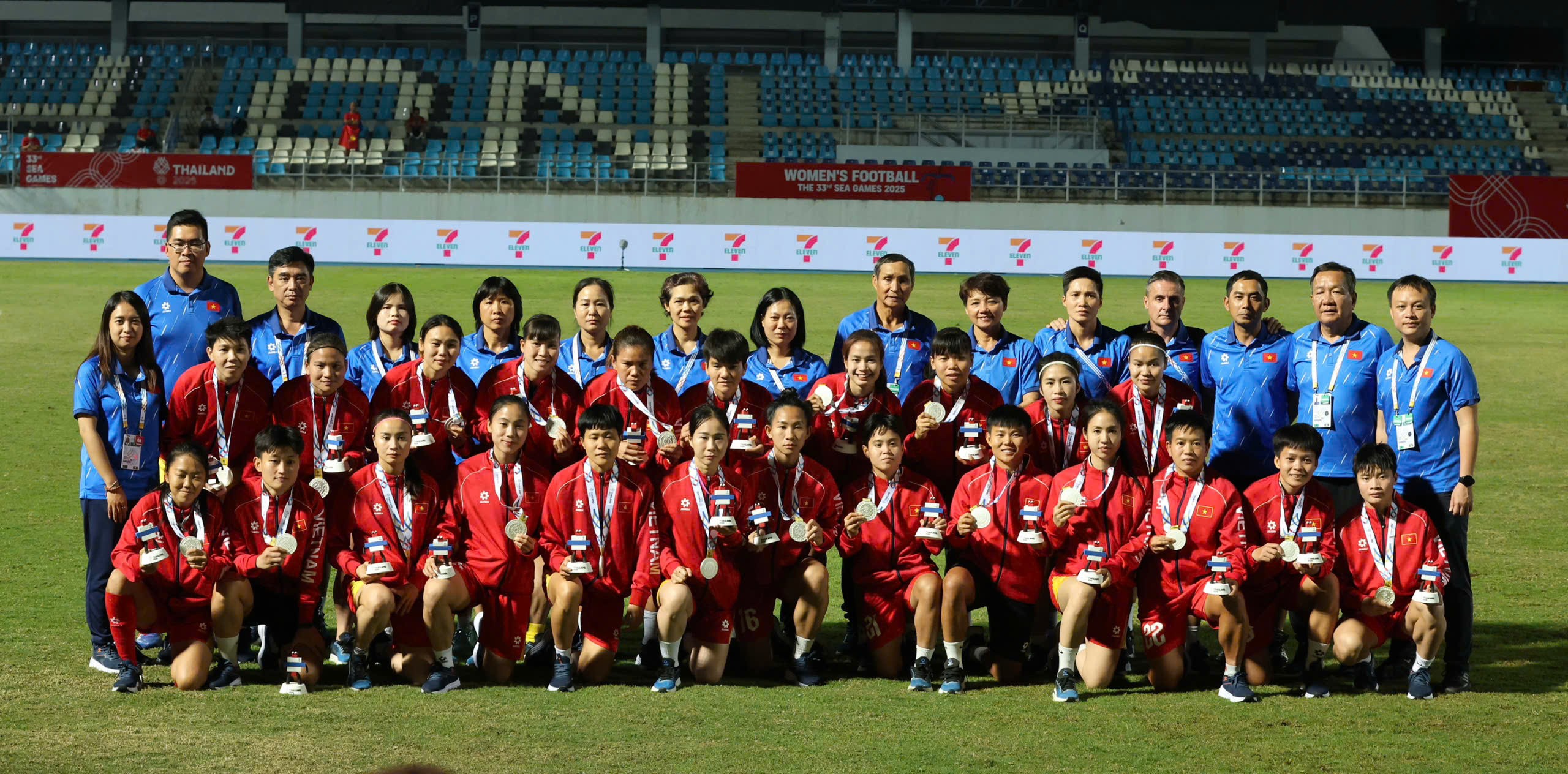 Vô địch trong lòng người hâm mộ, tuyển nữ Việt Nam được Acecook và Hảo Hảo động viên kịp thời