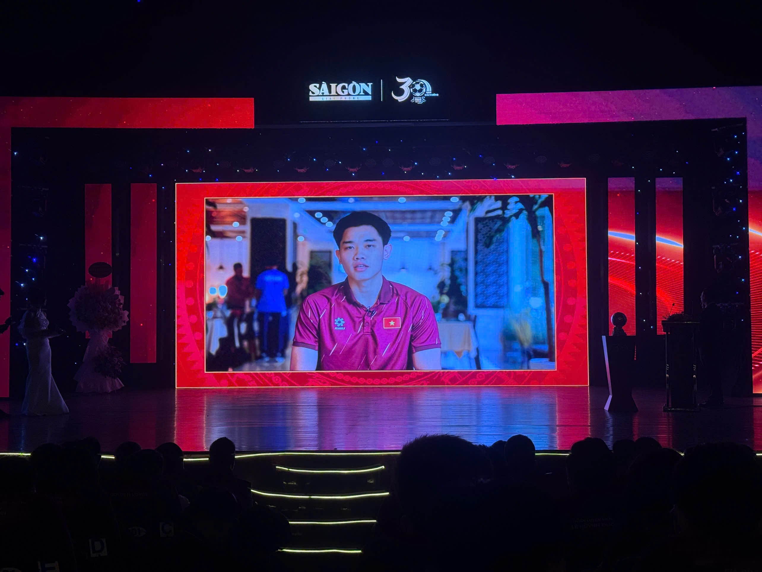 Tiền đạo Đình Bắc nói lời đặc biệt sau khi giành cú đúp danh hiệu tại QBV 2025