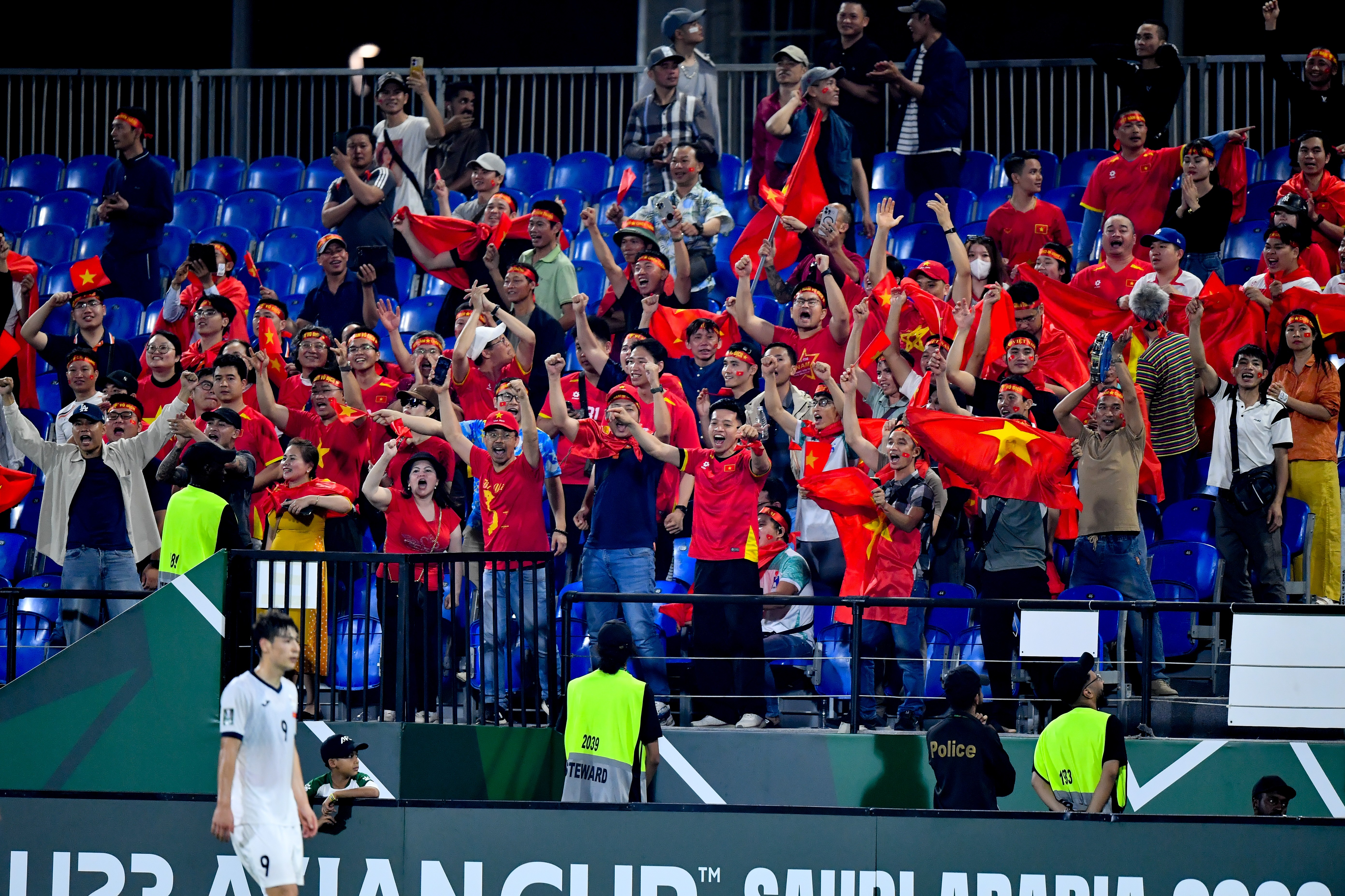 Hơn 100 kỹ sư, công nhân và người nước ngoài đến sân ''tiếp lửa'' U23 Việt Nam