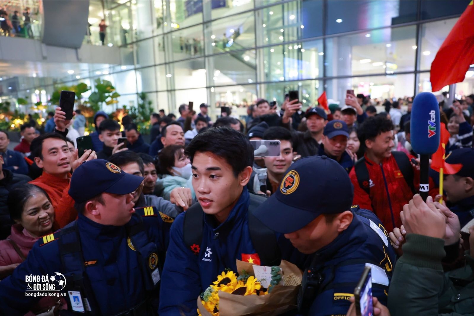 Tiền đạo Đình Bắc cùng đồng đội trở về trong vòng tay của NHM