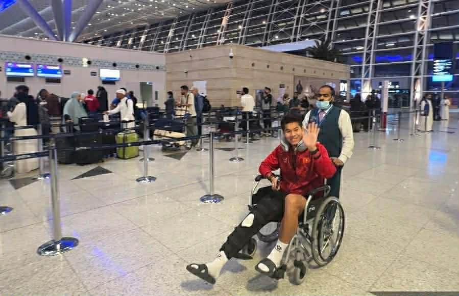 Trung vệ Hiểu Minh được hỗ trợ xe lăn, U23 Việt Nam về nước sau khi giành HCĐ