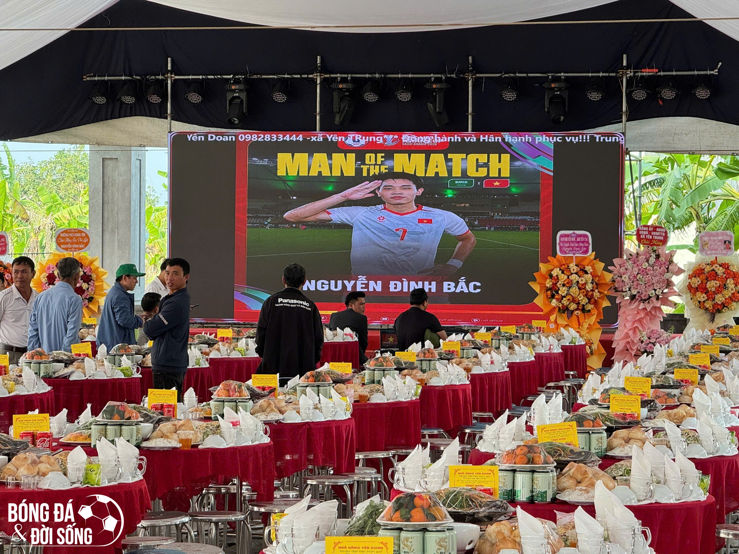 Hàng nghìn NHM về chung vui, gia đình tiền đạo Đình Bắc "vỡ trận" với 200 mâm cỗ