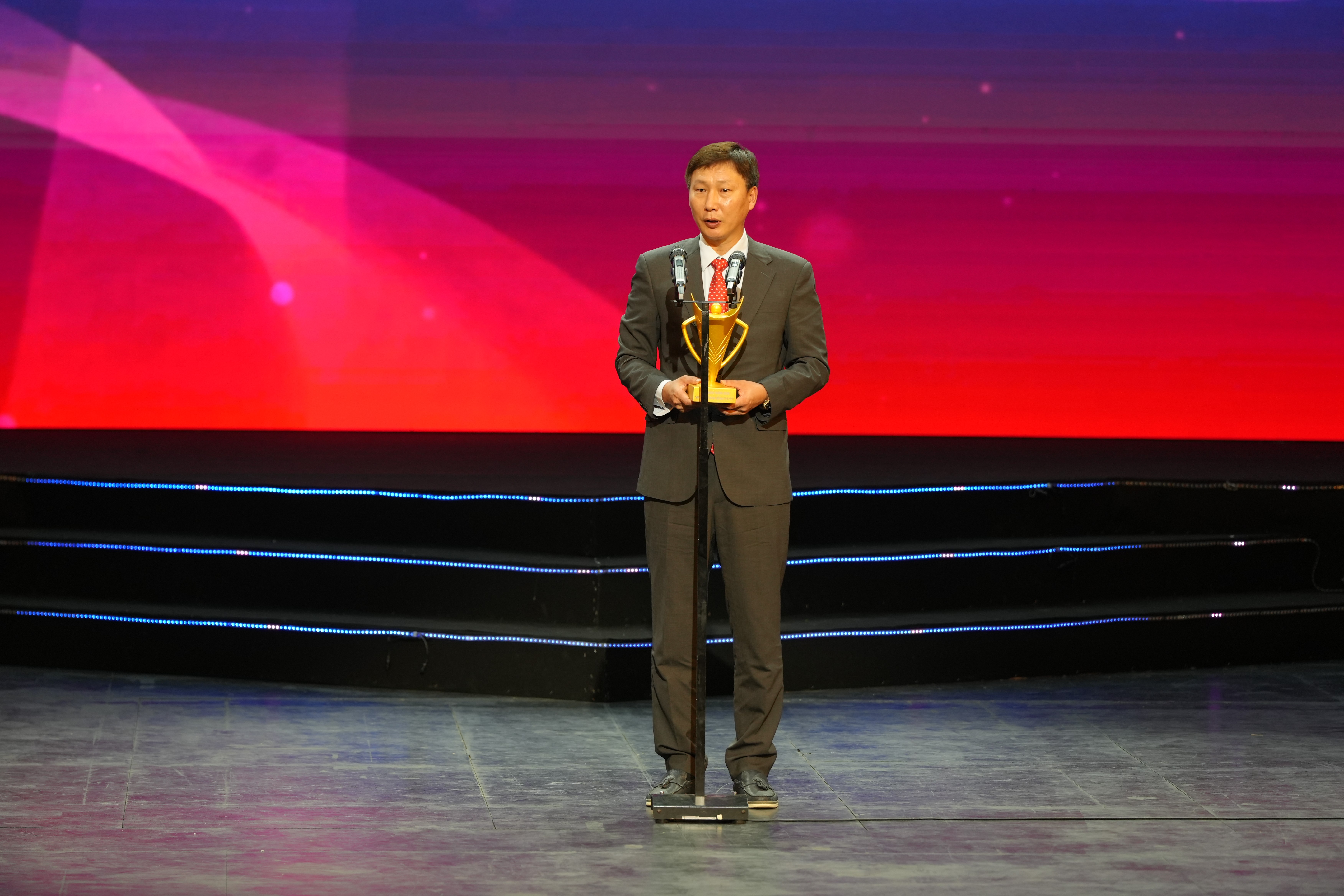 HLV Kim Sang Sik gửi lời đặc biệt đến HLV Park Hang Seo tại Cúp chiến thắng 2025