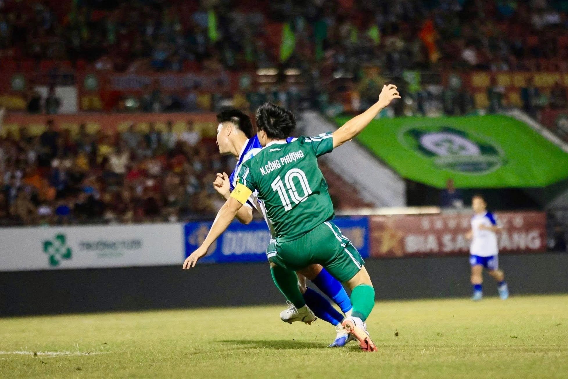 Tiền đạo Công Phượng tái phát chấn thương trong ngày trở lại