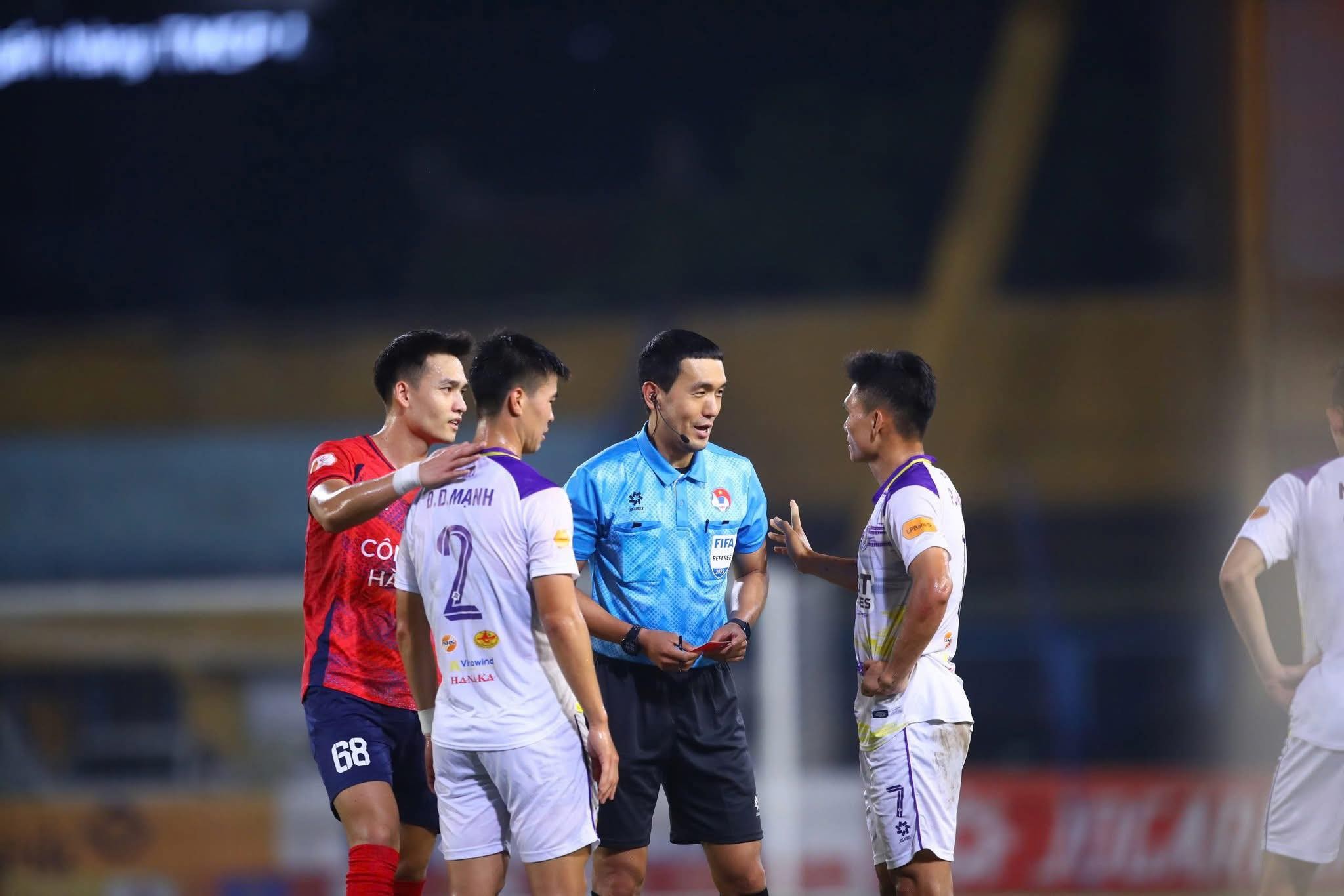 Trọng tài người Hàn Quốc cầm còi trận Ninh Bình "đại chiến" CAHN