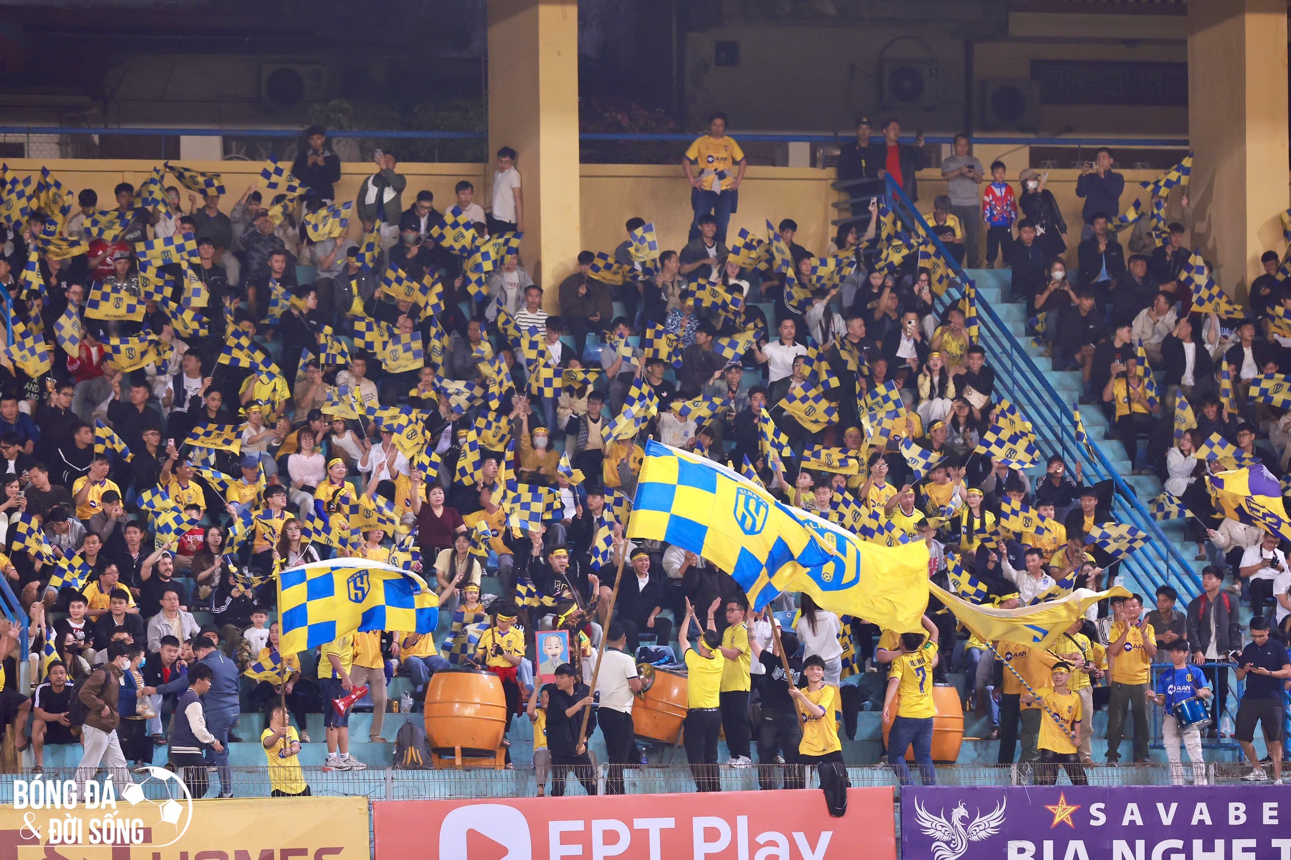 CĐV SLNA mang sắc vàng xứ Nghệ “phủ kín” một góc khán đài SVĐ Hàng Đẫy