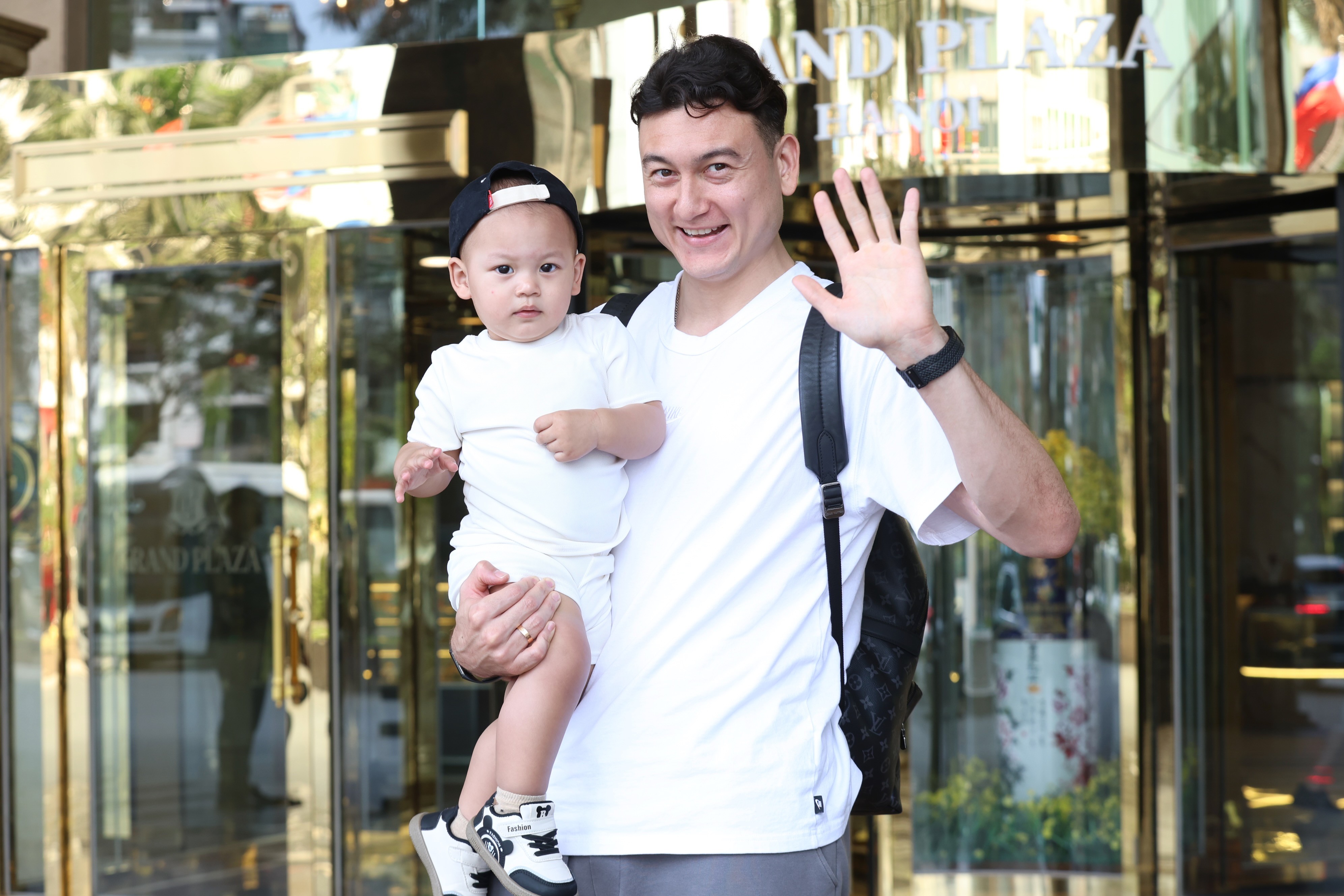 Thủ thành Văn Lâm được vợ con "hộ tống" đến hội quân cùng ĐT Việt Nam