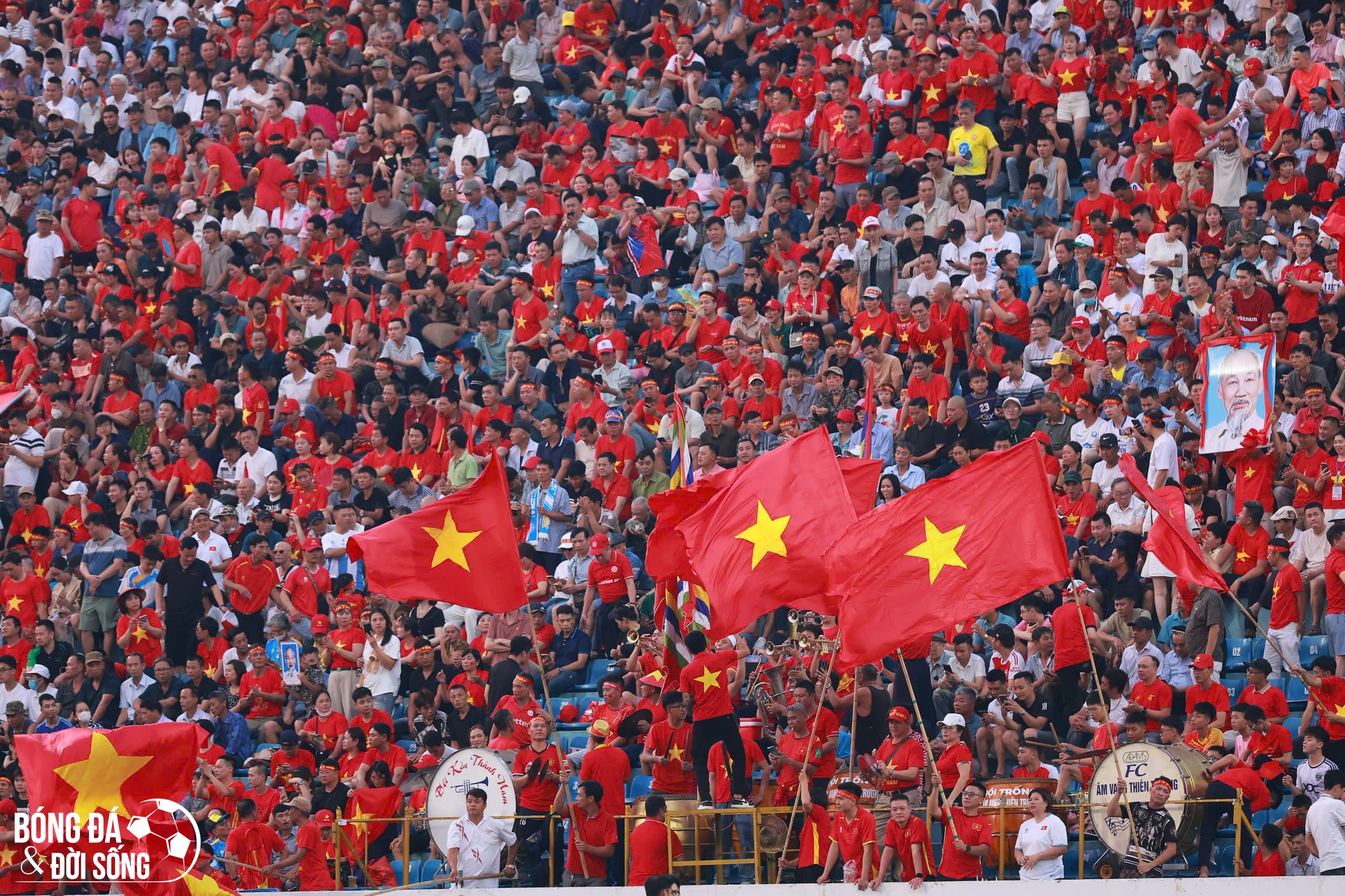 Hàng nghìn NHM nhuộm đỏ SVĐ Thiên Trường để 'tiếp lửa' cho ĐT Việt Nam