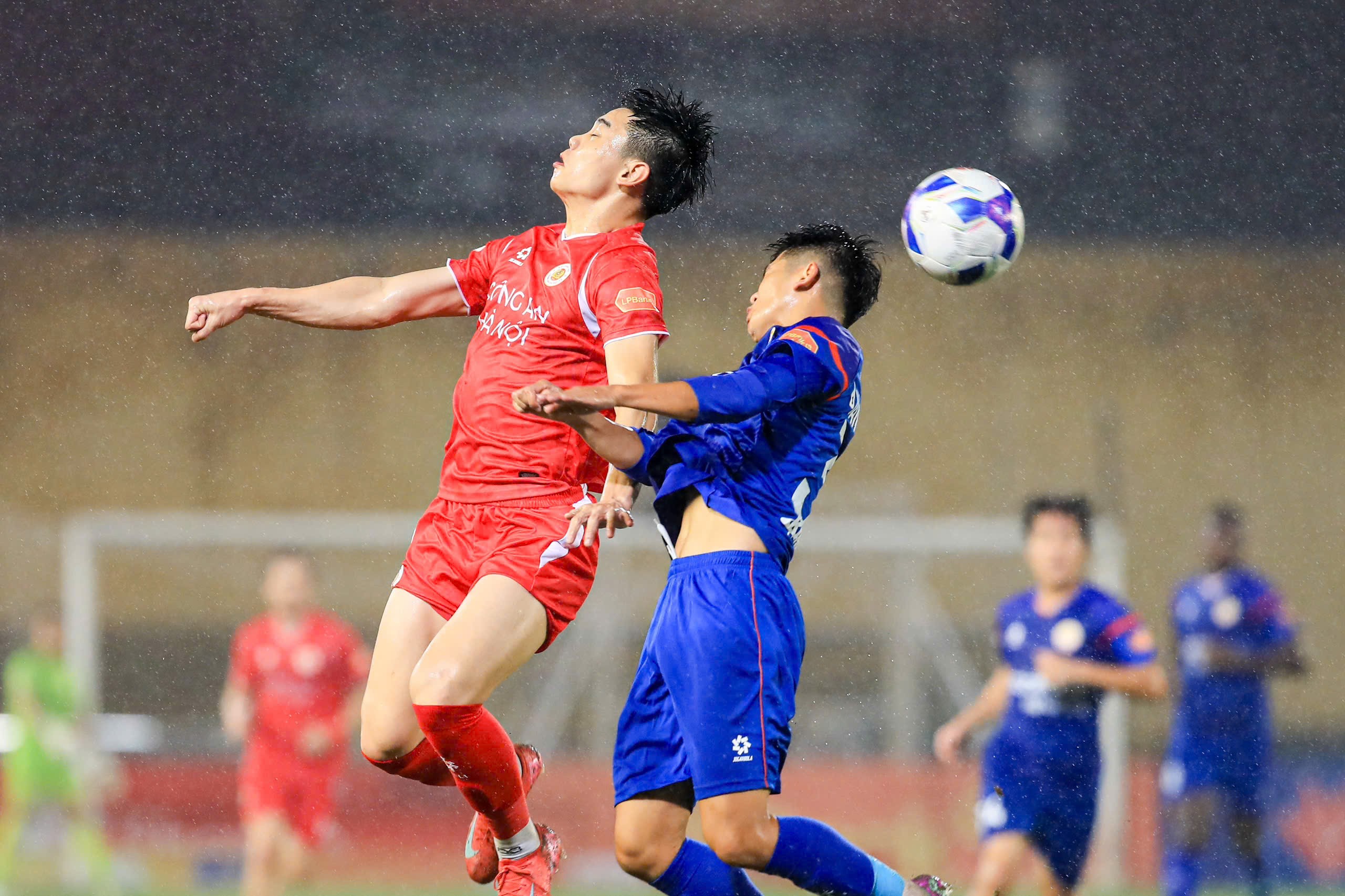 Vòng 18 V-League: Loạt trụ cột vắng mặt vì án treo giò