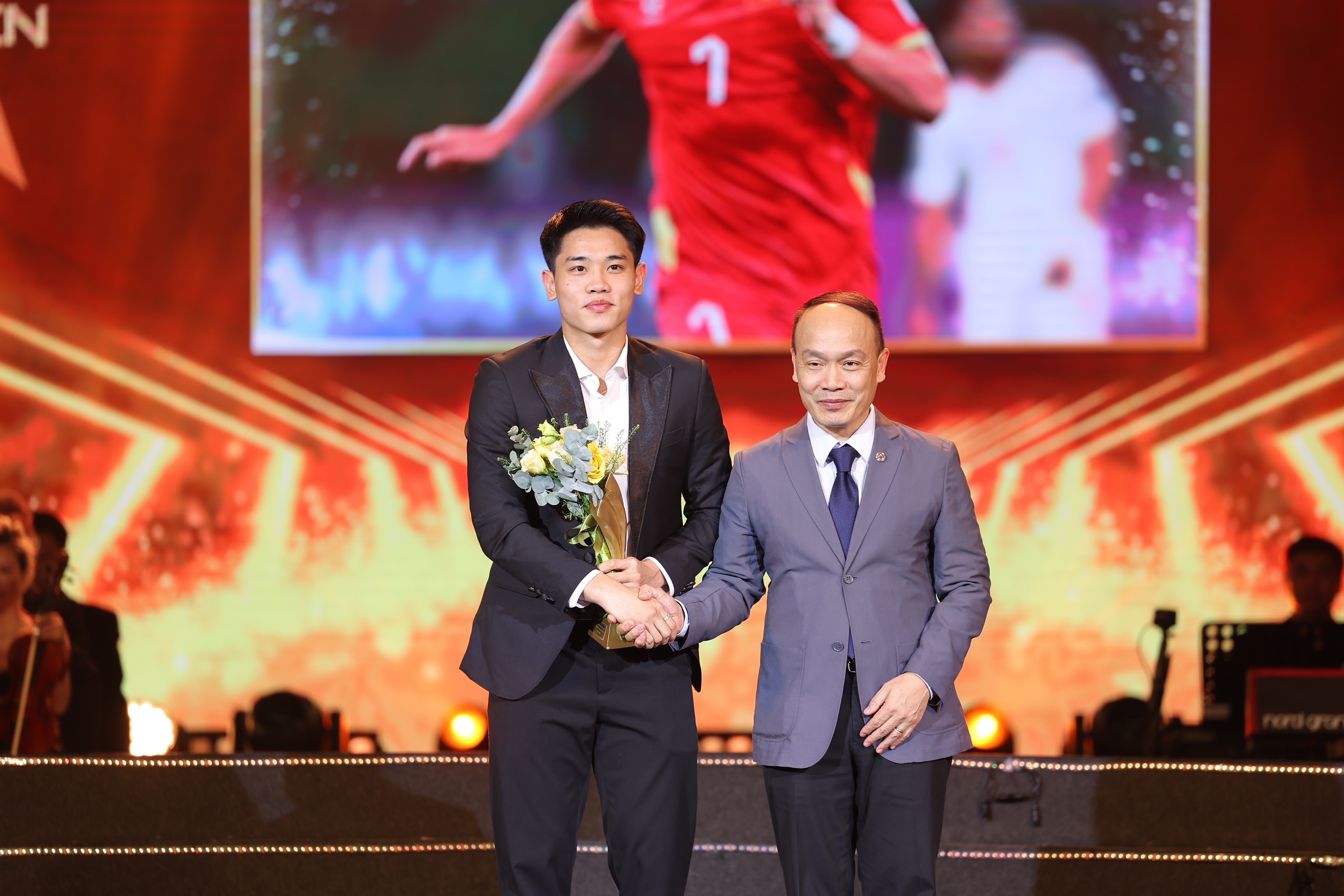 Tiền đạo Đình Bắc xúc động nhận giải Gương mặt trẻ Thể thao của năm