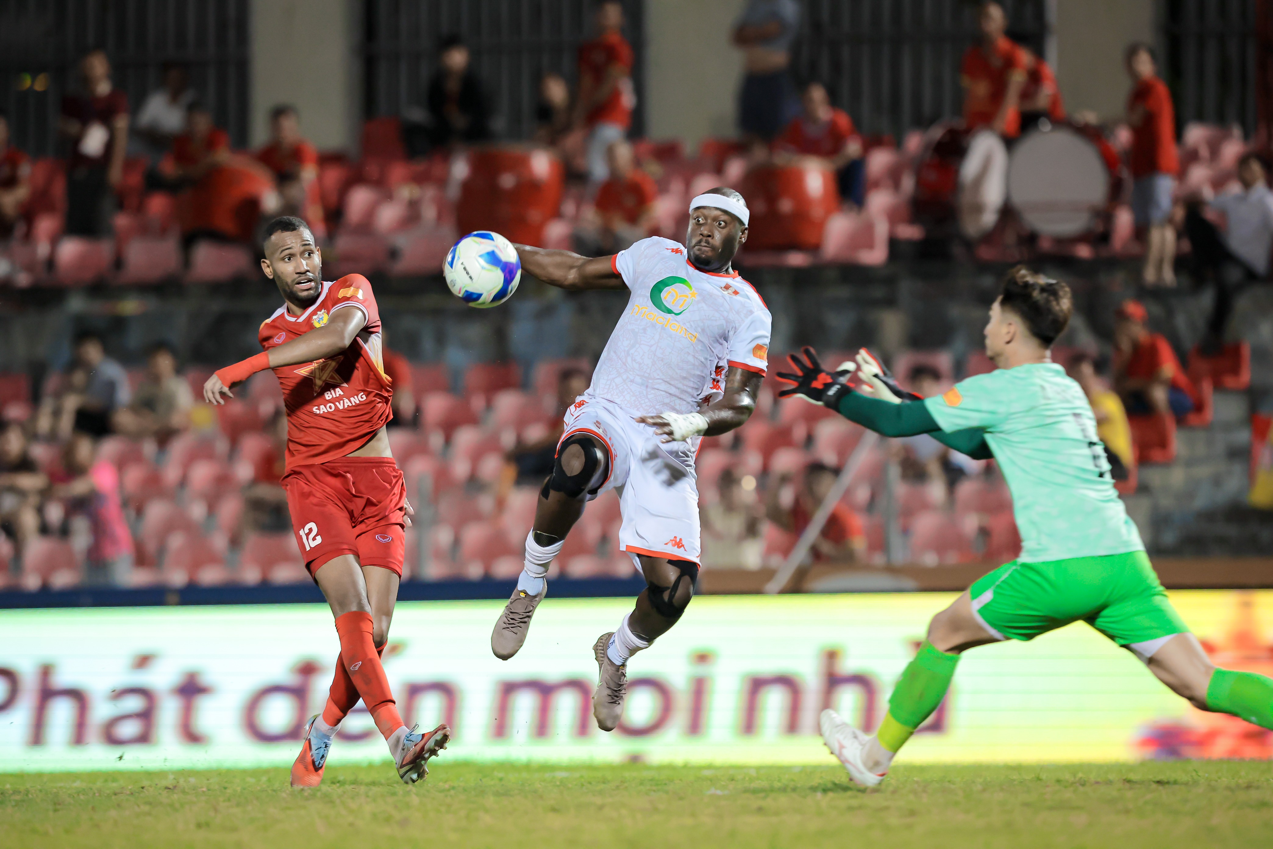 Ngoại binh CLB Hải Phòng nhập viện vì dính pháo sáng của CĐV