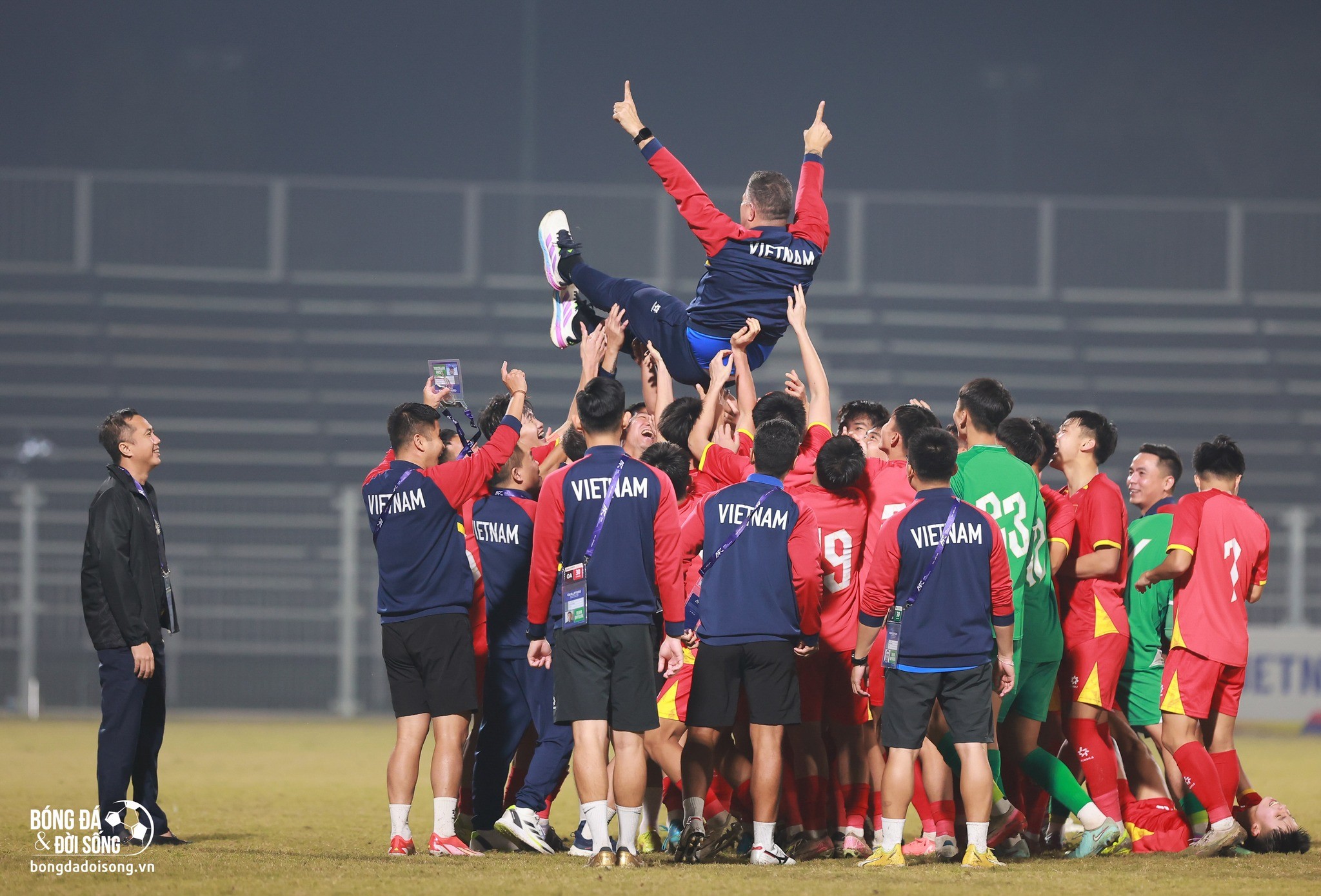Tương lai HLV Roland gây chú ý sau kỳ tích của U17 Việt Nam