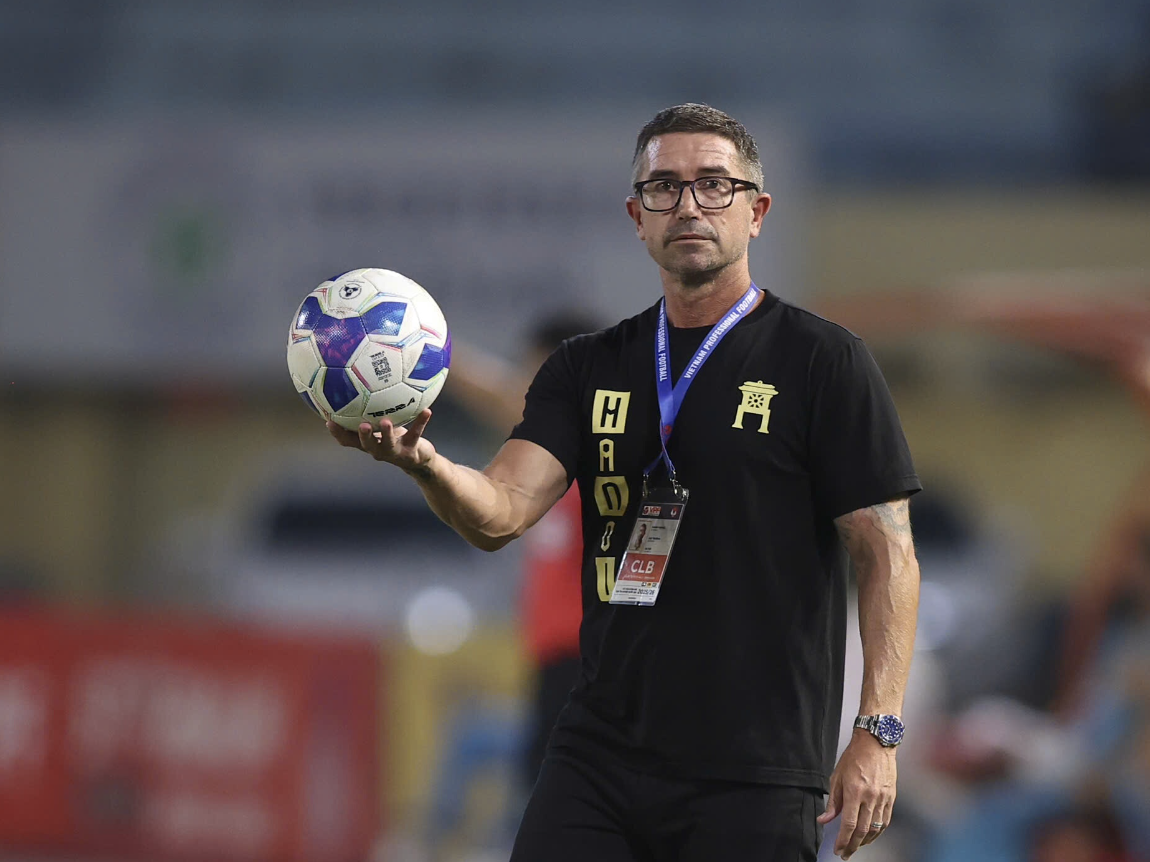 HLV Kewell nói điều bất ngờ sau khi Hà Nội FC trở lại top 3