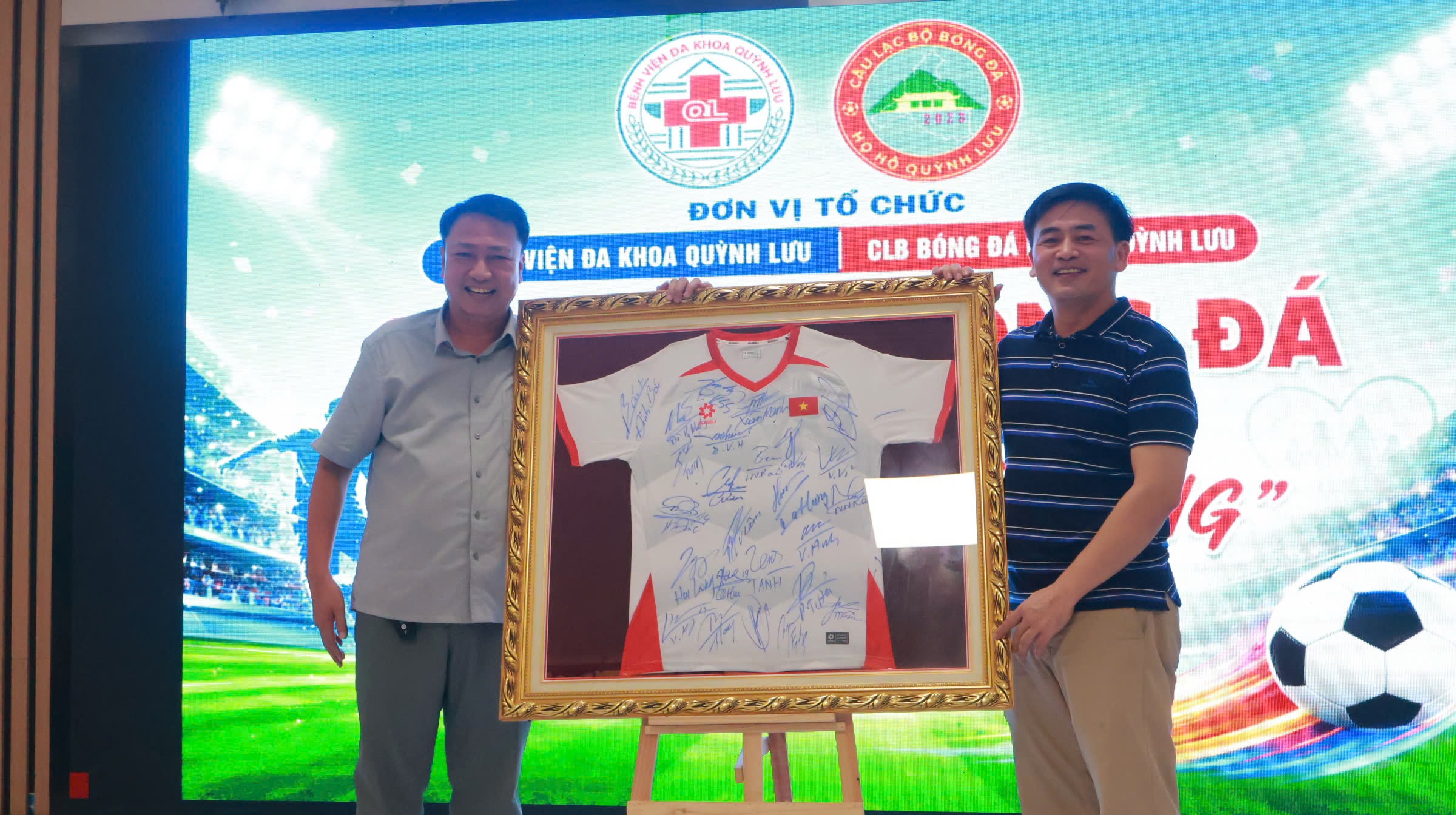 Áo đấu tuyển Việt Nam được đấu giá 45 triệu đồng gây quỹ hỗ trợ bệnh nhân nghèo