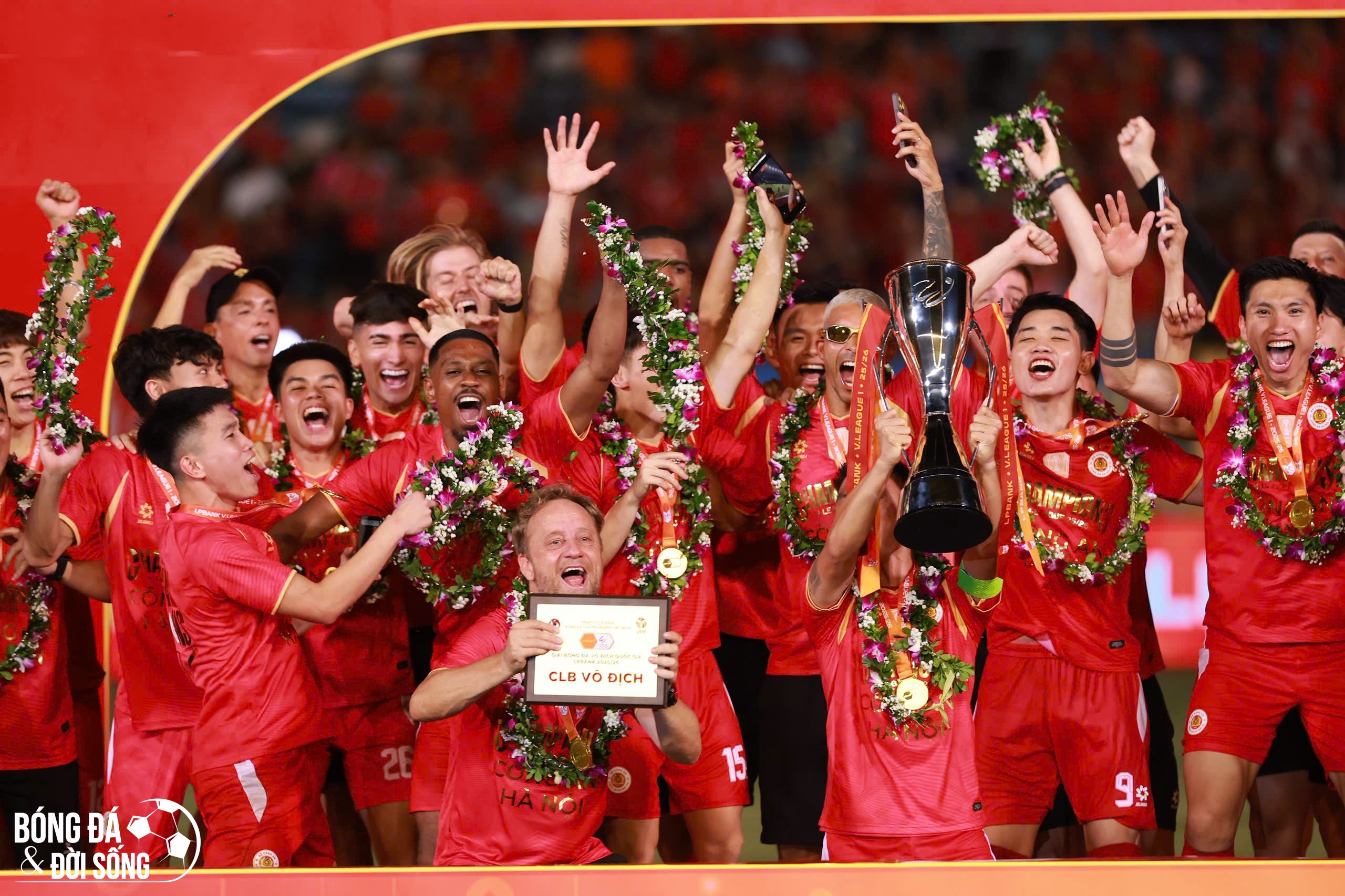 CLB Công an Hà Nội tưng bừng nâng cúp vô địch V-League