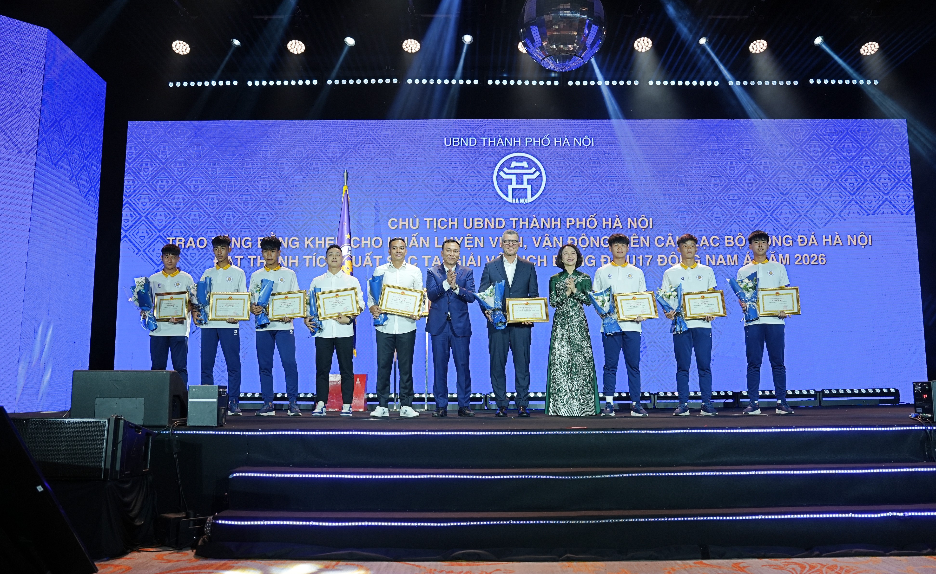 CLB Hà Nội nhận Huân chương Lao động hạng Nhì sau 20 năm phát triển