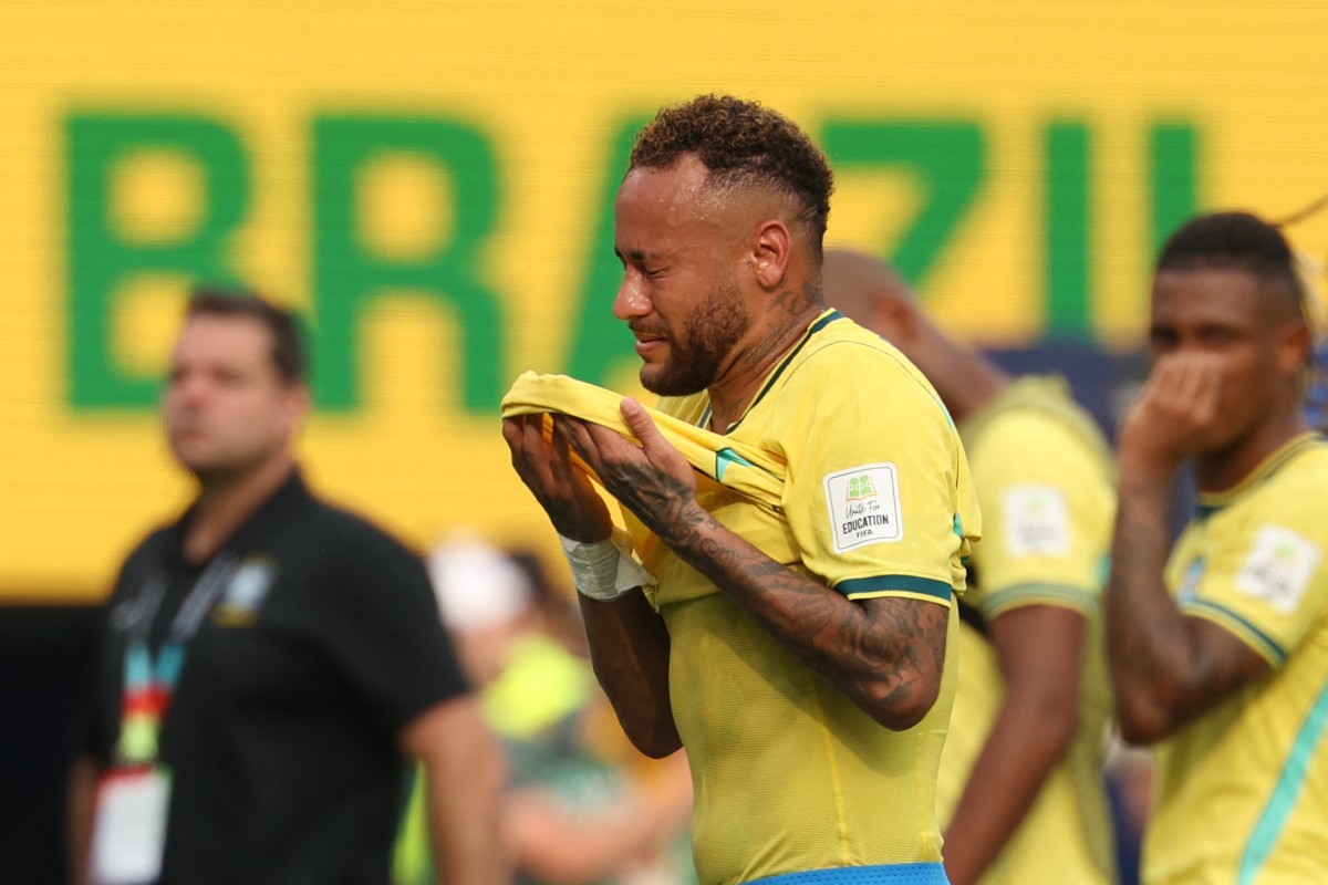 Neymar khóc nức nở, giã từ ĐTQG ngày Brazil bị loại khỏi World Cup
