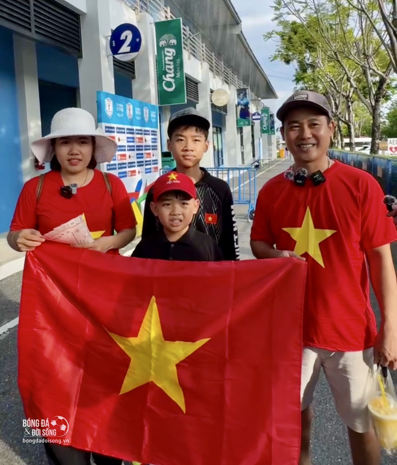 CĐV Việt Nam vượt gần 300 km ''tiếp lửa'' thầy trò HLV Kim Sang Sik