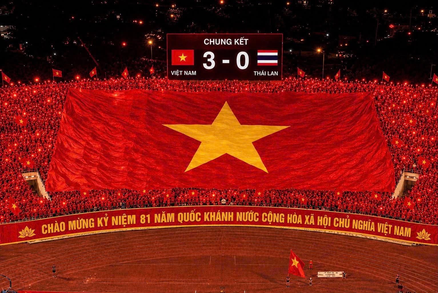 SVĐ Mỹ Đình rực sắc cờ Tổ quốc, hàng vạn trái tim cùng hướng về đội tuyển Việt Nam