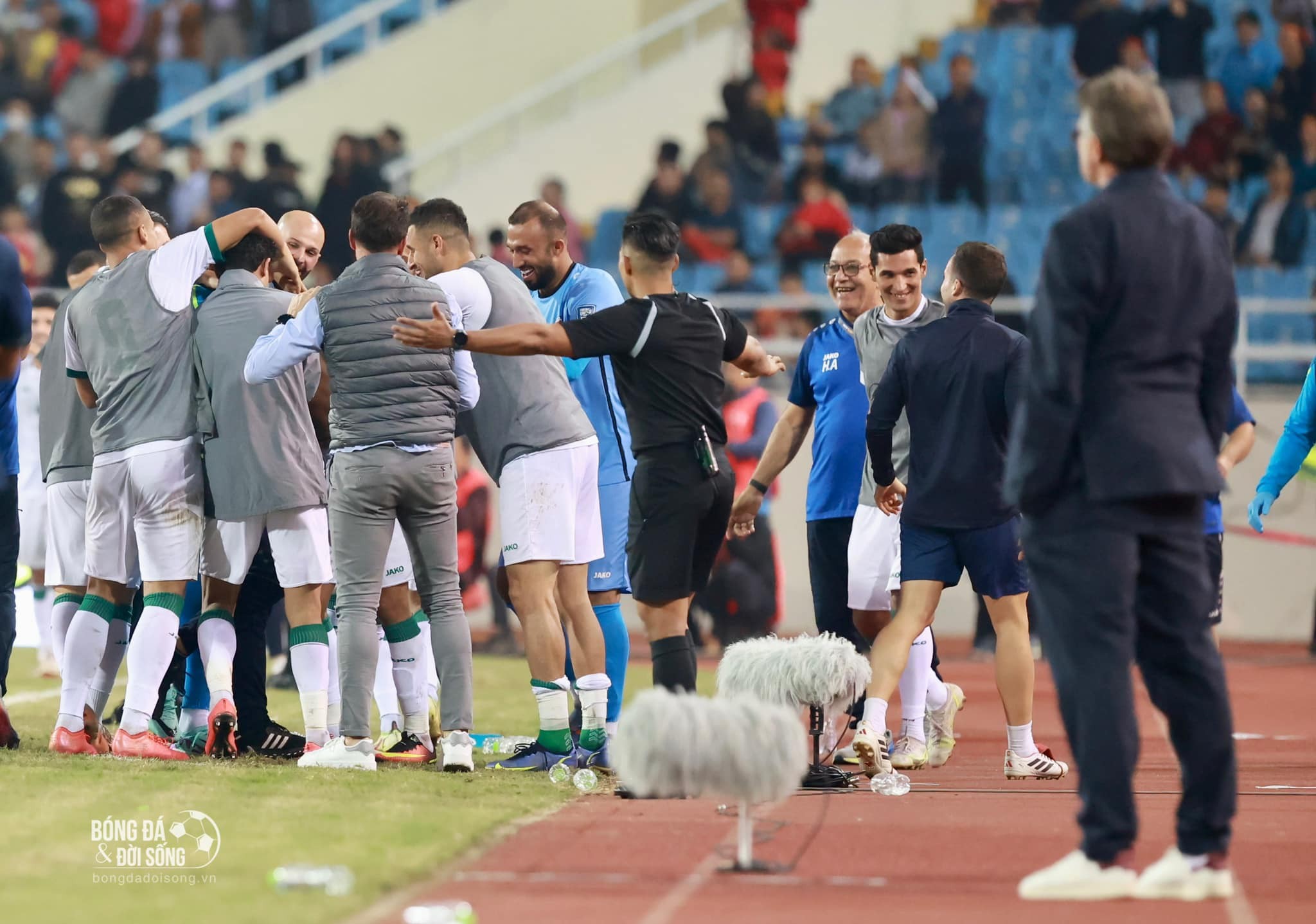 HLV Philippe Troussier lặng người với bàn thua ở giây cuối cùng