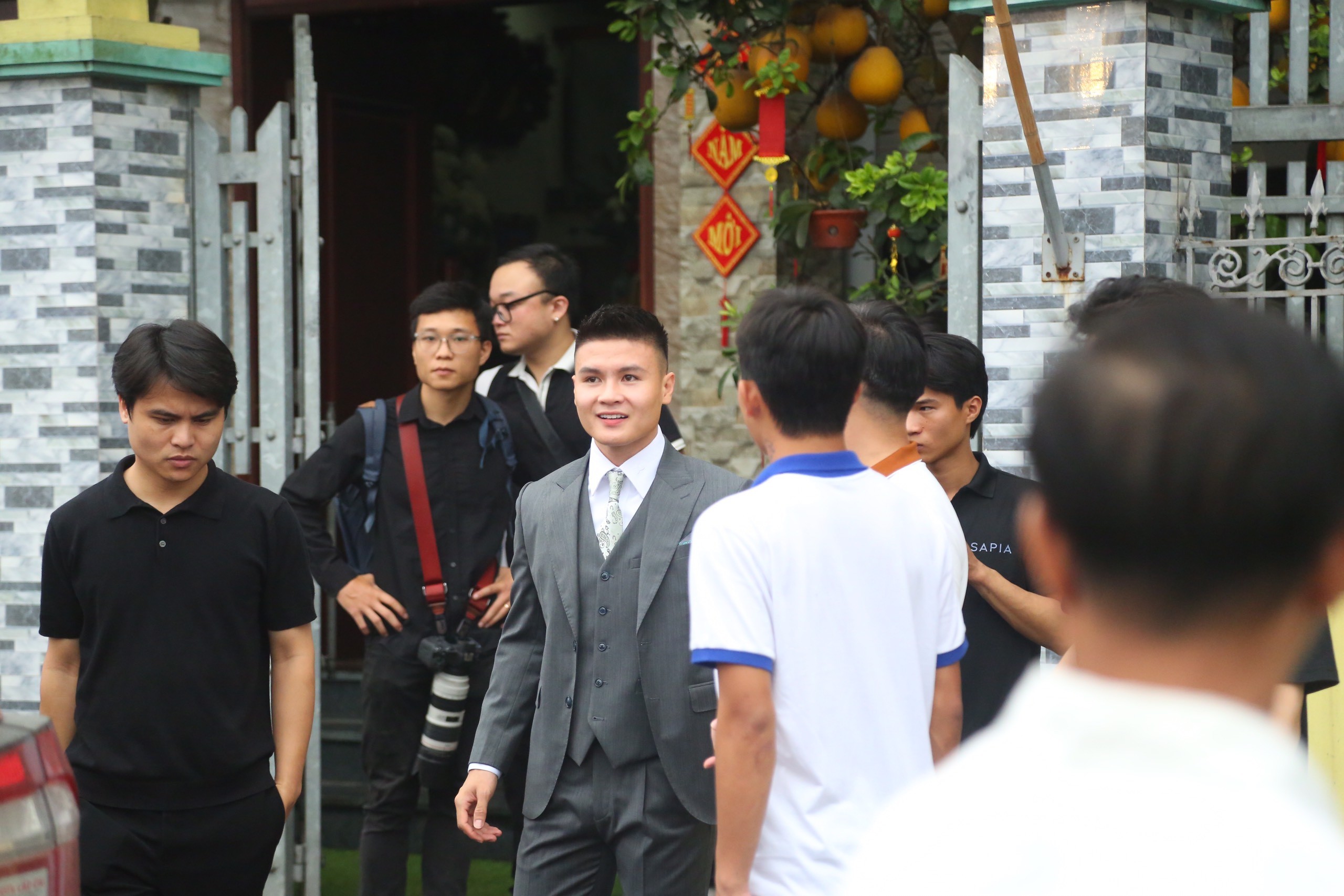 Những hình ảnh đầu tiên tại nhà Quang Hải trước giờ đón dâu