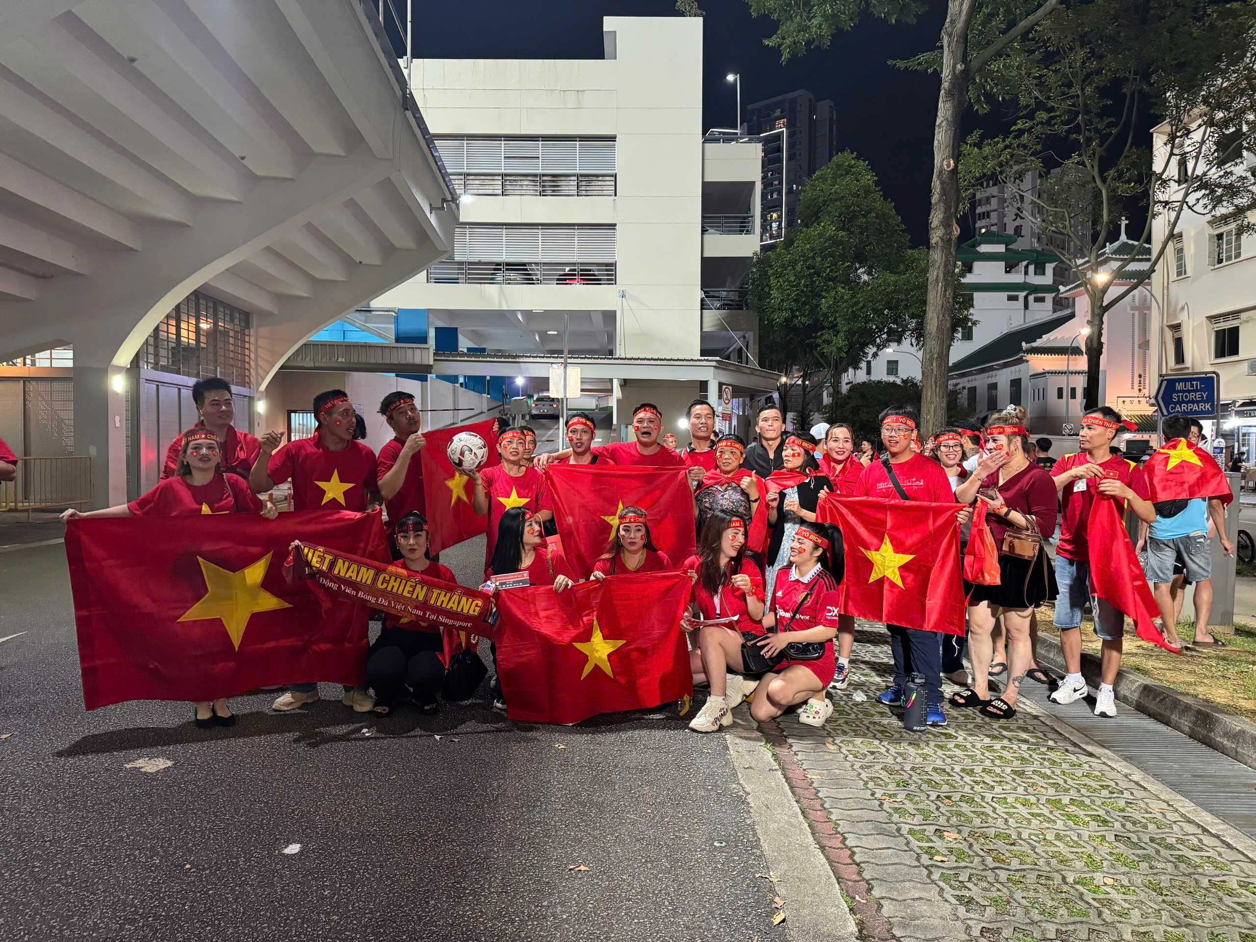Người hâm mộ Việt Nam không có vé vẫn nhuộm đỏ "tổ ấm" của ĐT Singapore