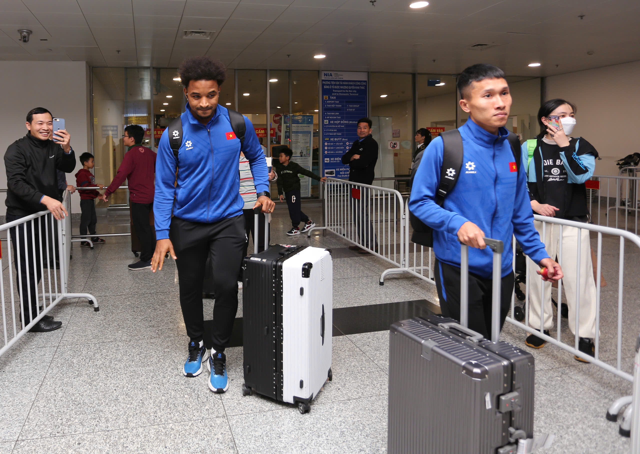 Tuyển Việt Nam gặp khó khi di chuyển về nước sau chiến thắng Singapore