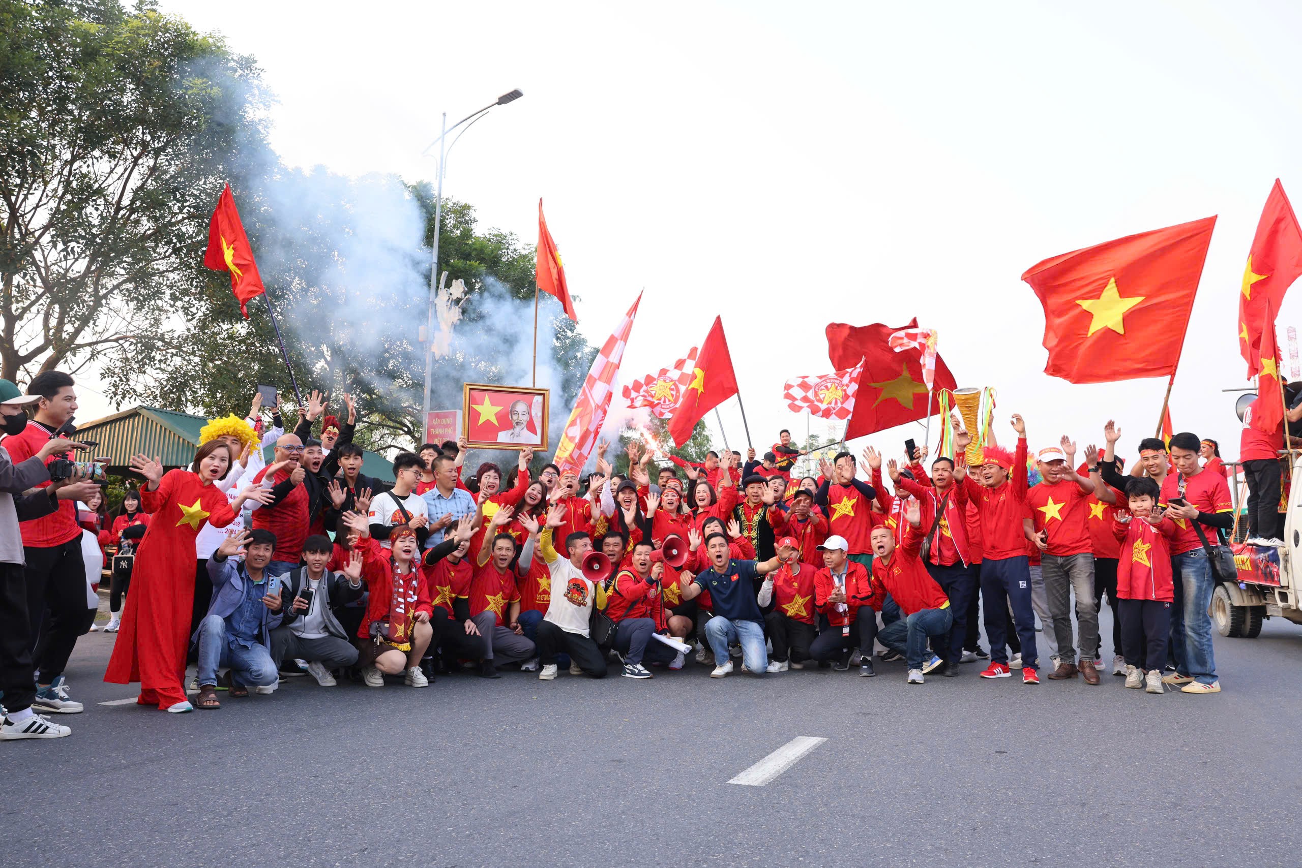 Cổ động viên nhuộm đỏ Việt Trì, cổ vũ đội tuyển Việt Nam trước trận chung kết lịch sử