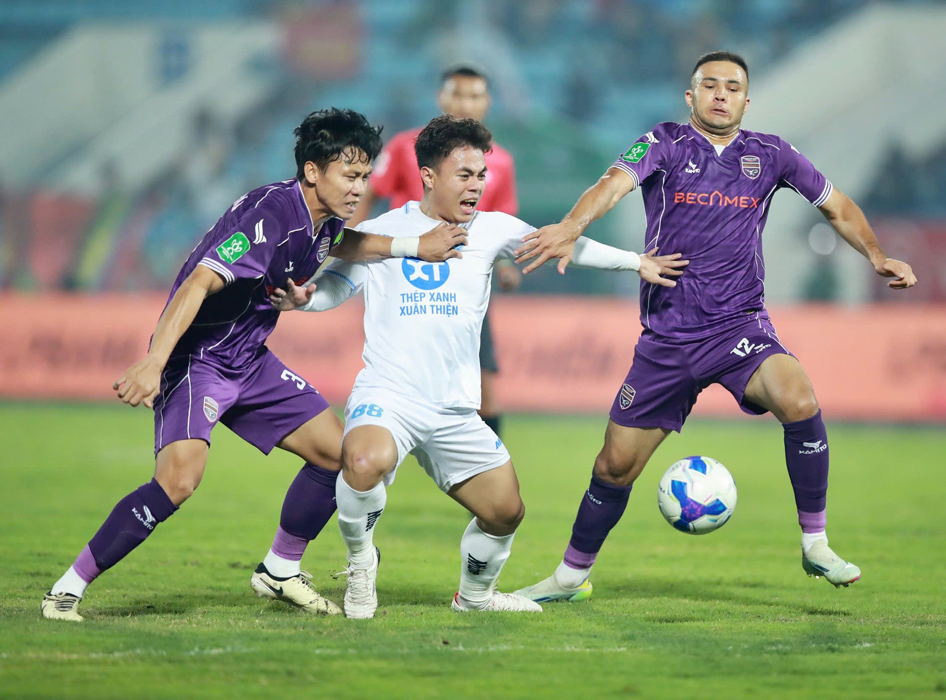 Vắng Xuân Son, Nam Định thua Bình Dương theo kịch bản không tưởng