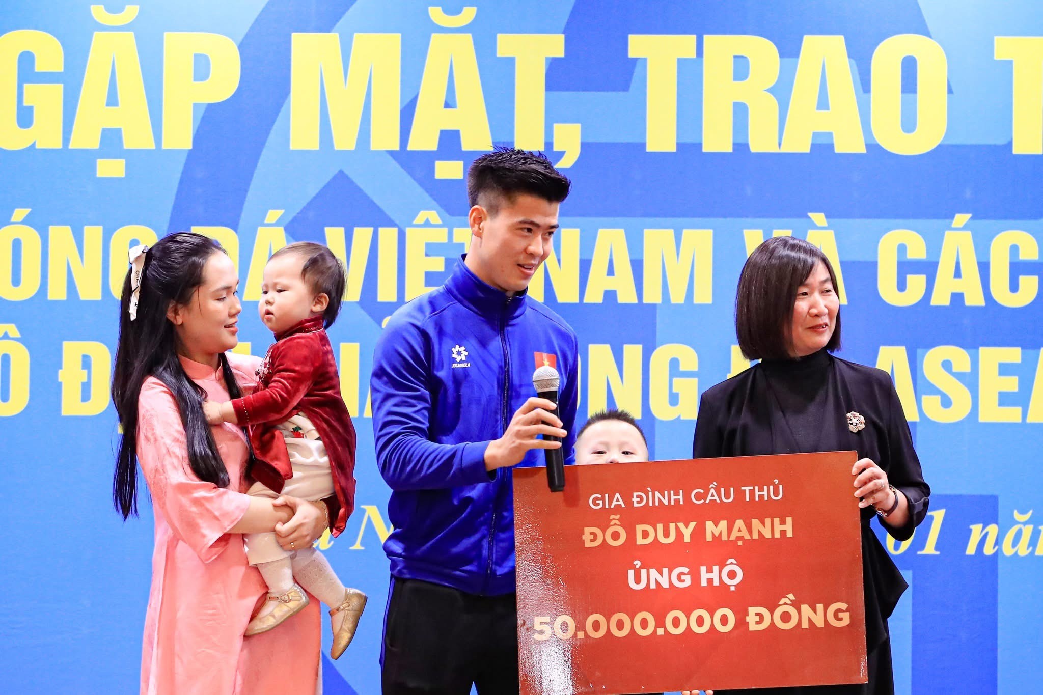 Đội trưởng Duy Mạnh có hành động đẹp, quyên góp 50 triệu đồng