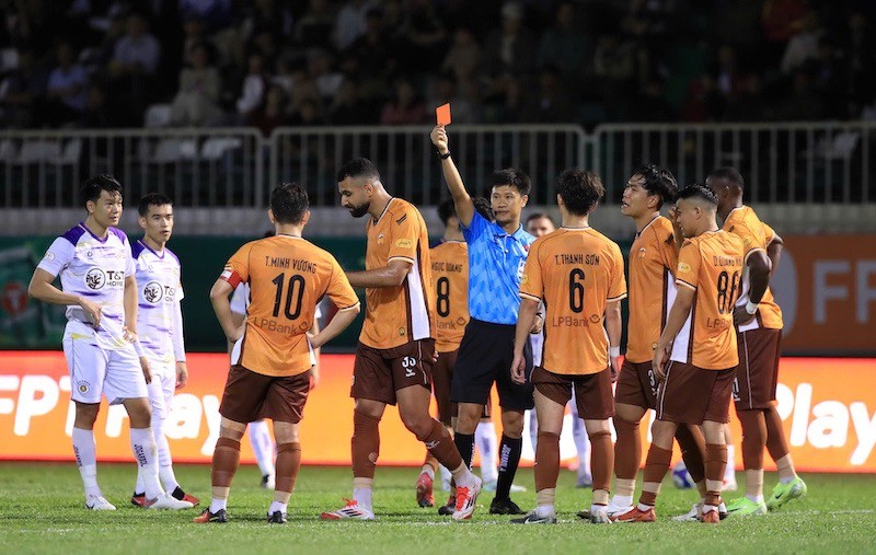Kết quả V.League: VAR "giải nguy" 2 lần, Hoàng Anh Gia Lai vẫn thua đậm Hà Nội FC
